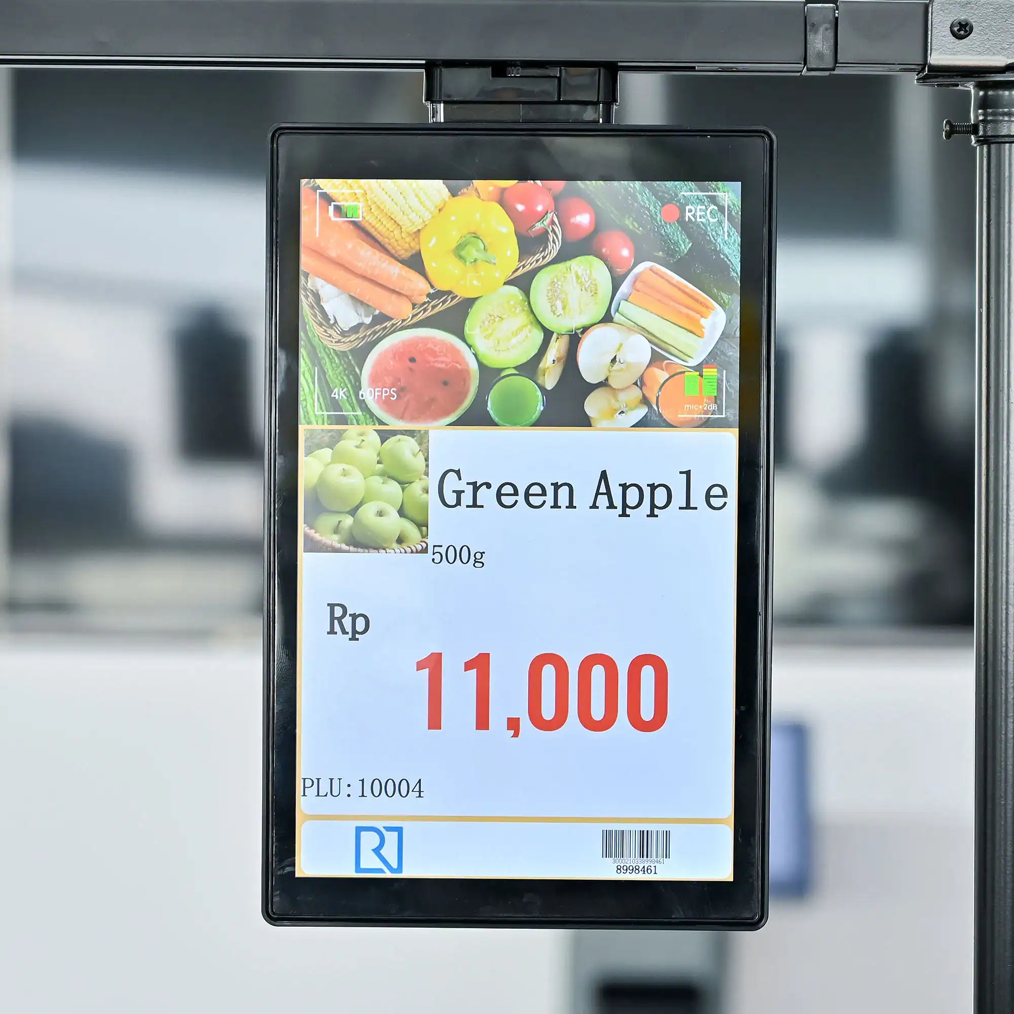 Upload van digitale prijzetik met aanbiedingen van verse groenten en fruit voor supermarkt, inclusief productnaam, prijs en QR-code voor contactloze betaling.