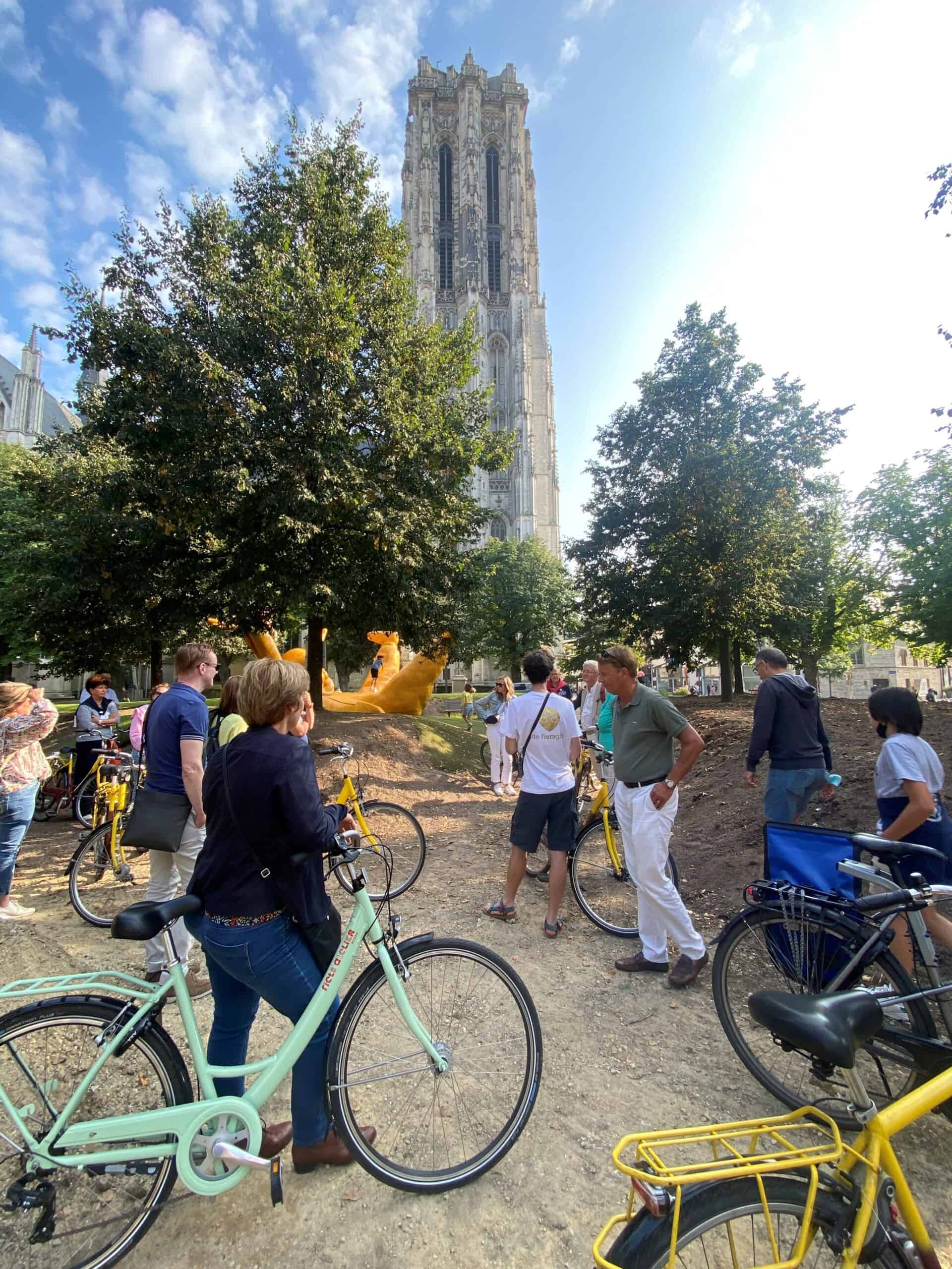 Fietsen voor de Martinitoren in Groningen, met mensen die genieten van de buitenlucht en de historische omgeving, ideal voor duurzame mobiliteit en stadsverkenning.