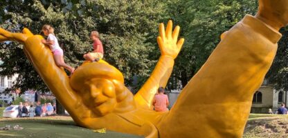 Hoge kwaliteit beeld van een fantasierijk speelkunstwerk met kinderen, geschikt voor promotie van kindvriendelijke en creatieve buitenruimte projecten.