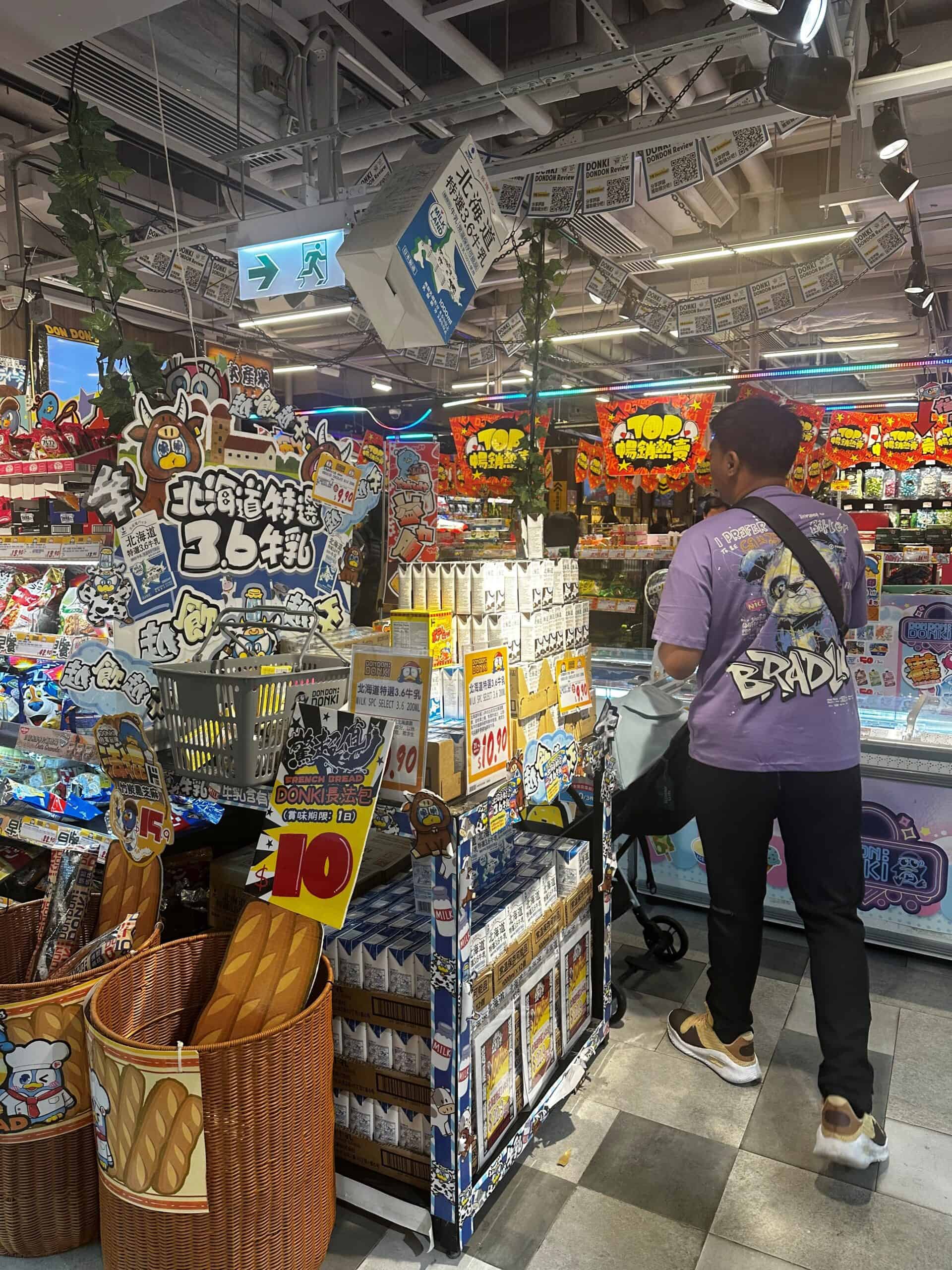 Donki winkelhal met kleurrijke snacks en snacks, trendy winkelomgeving in Aziatische supermarkt, een klant kijkt naar aanbiedingen en producten.