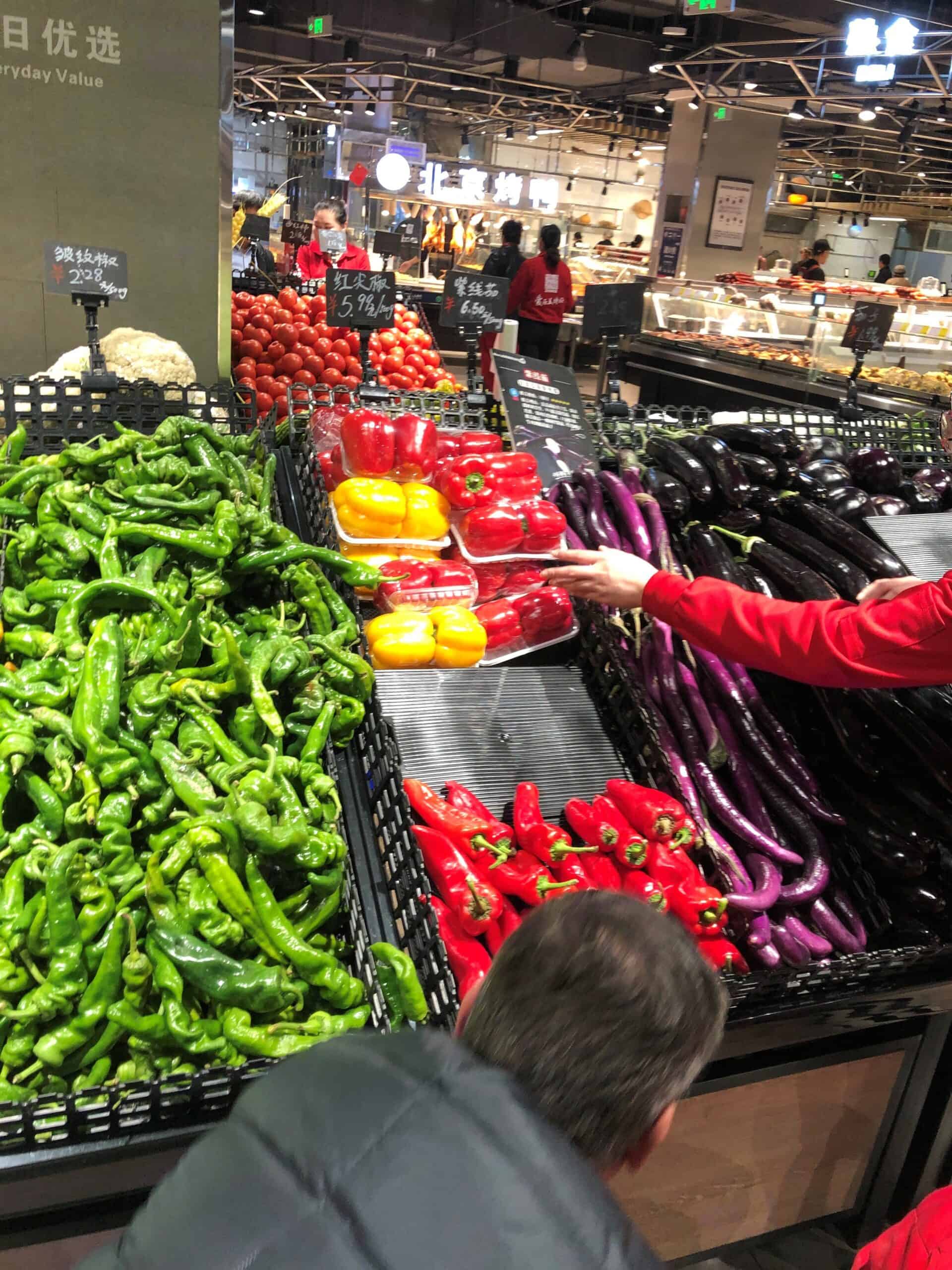 Gezonde verse groenten en paprika's in een supermarkt voor gezonde voedingsopties.