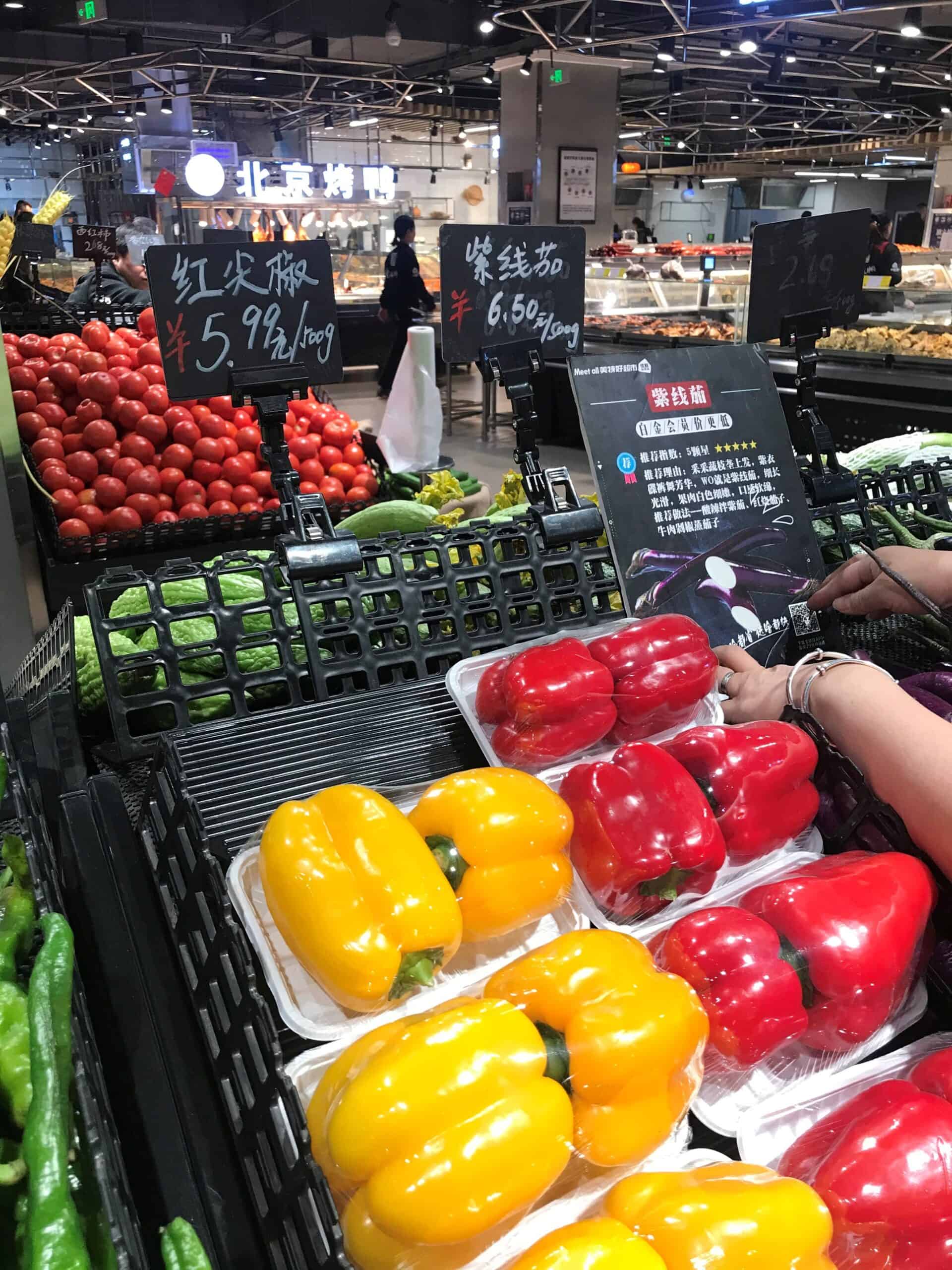 Gele paprika, verse groenten, supermarkt, verse paprika en groenten, groentenwinkel, Elips Solutions, voedsel en versproducten, gezonde voeding, supermarktbezoek, kleurrijke paprika's, voedingswinkel, horecagroothandel, verse groenten in supermarkt.
