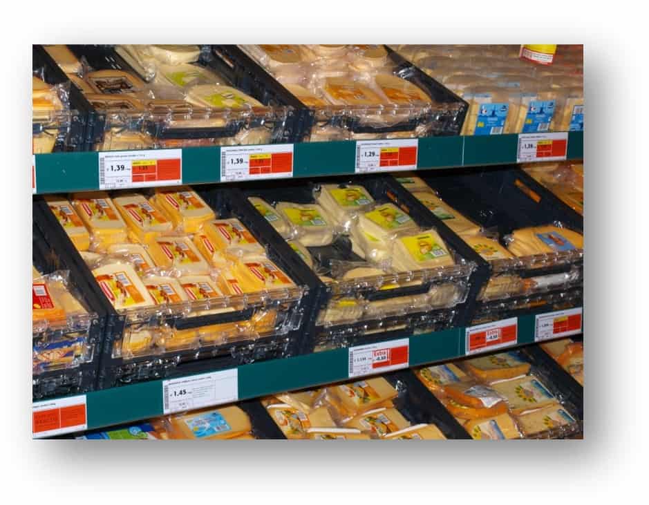 Vervangende bestandsfoto van verpakte kaasproducten in een supermarkt.