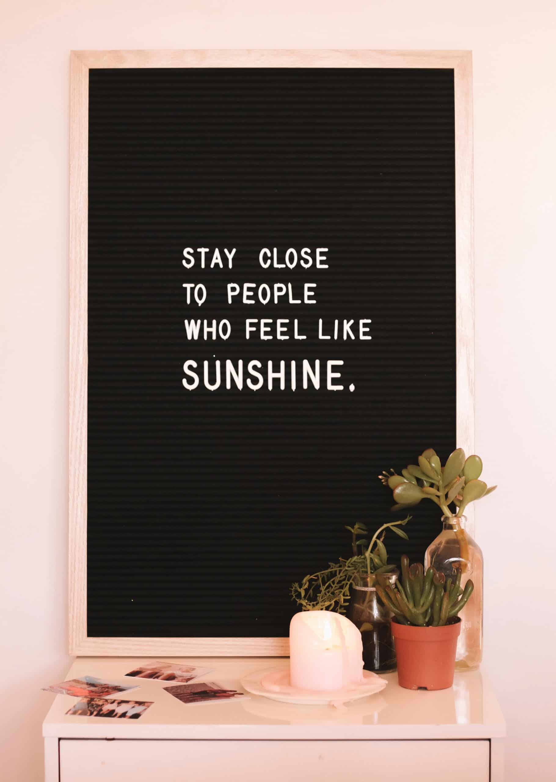 Optimale bedrijfsdecoratie en inspirerende quotes voor kantoorruimte, gecombineerd met planten en sfeervolle verlichting voor een positieve werkomgeving.