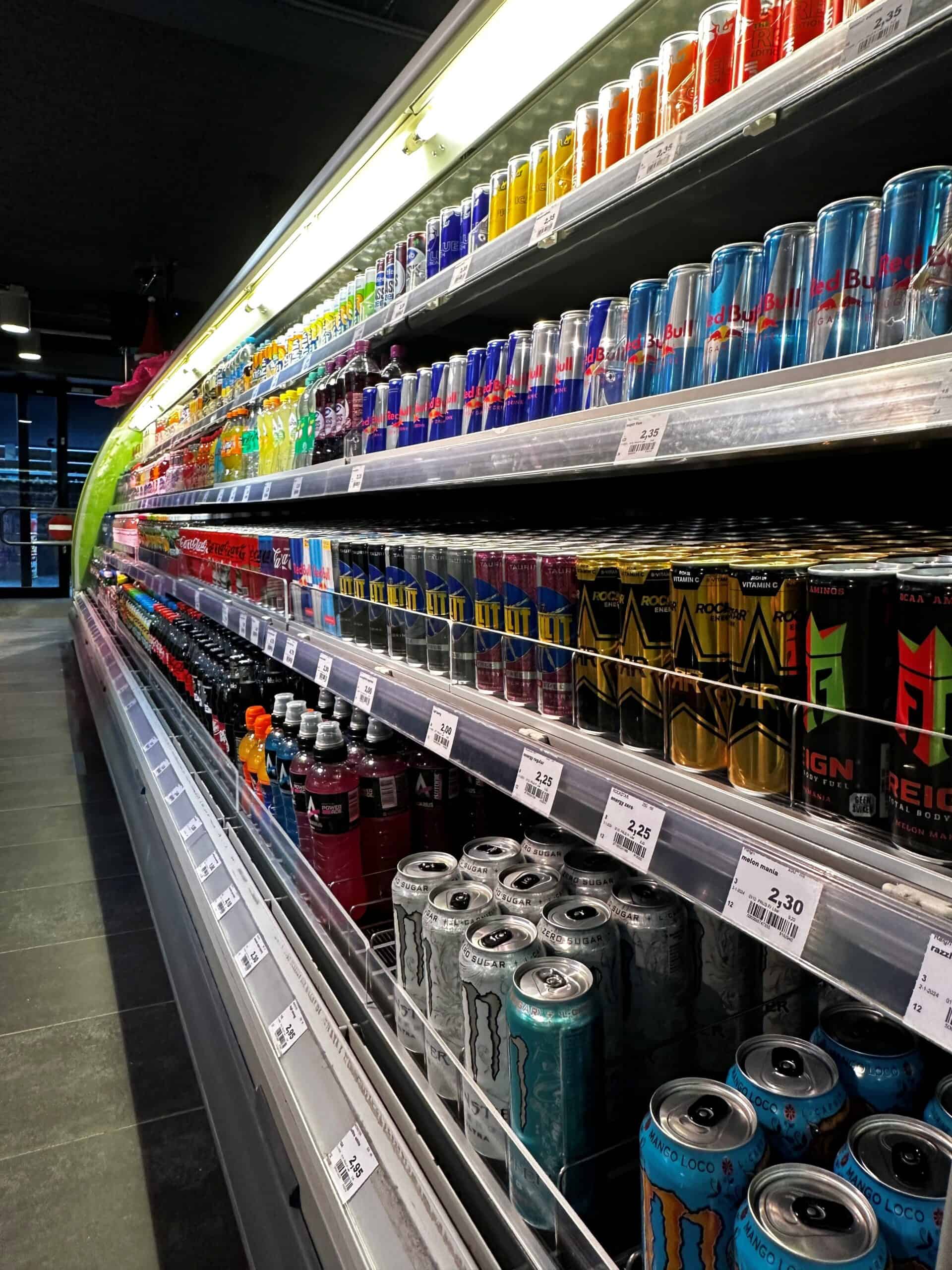 Blikje frisdrank en energiedrankjes in een supermarkt.