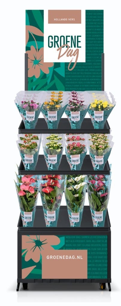 Kunstmatige bloemen in geschenkbakken op een display voor Groene Dag, ideaal voor promotie en verkoop van bloemen en planten.
