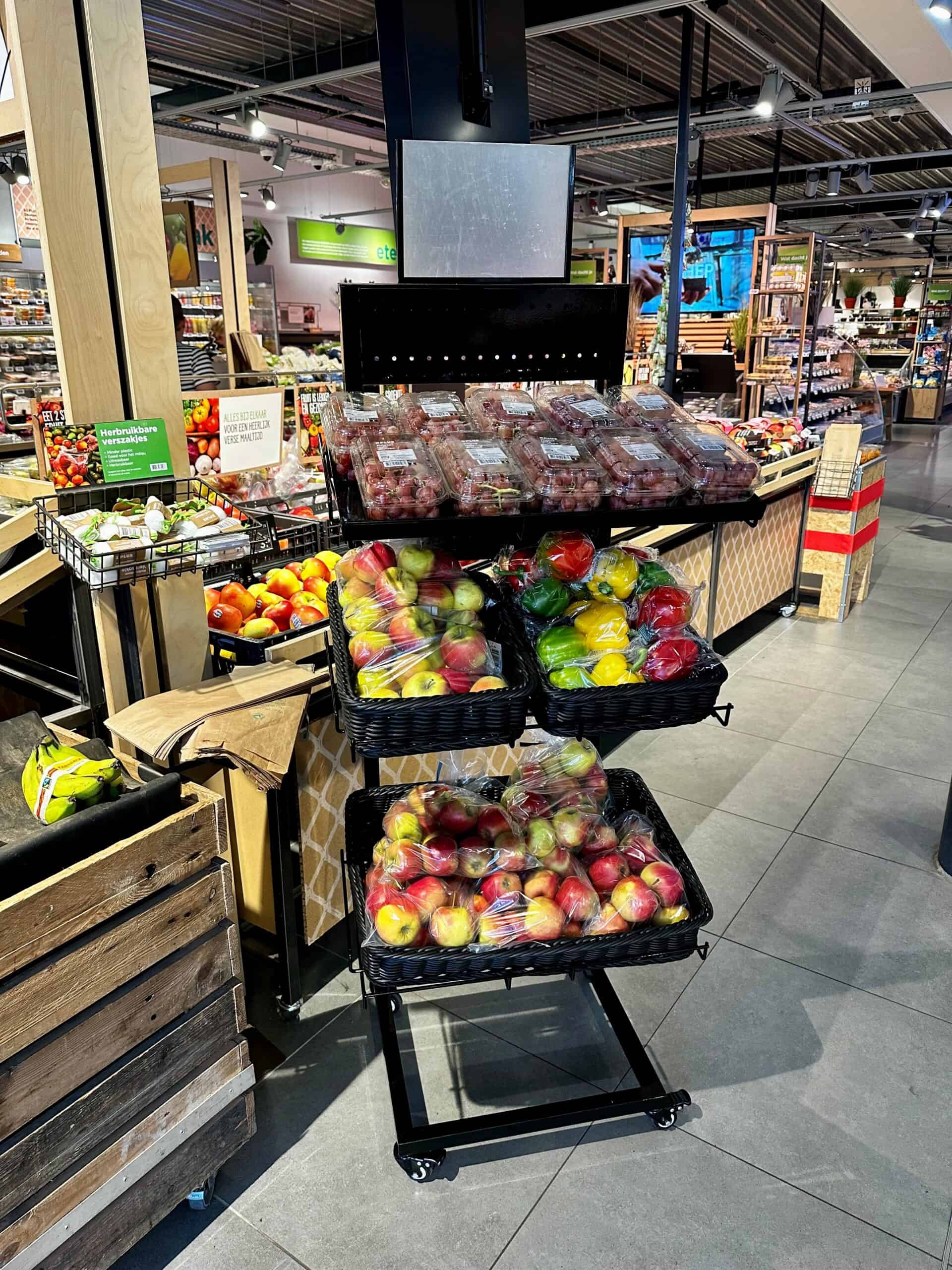 Stadsplein met vers fruitkraam, dagelijks verse appels en druiven, in een moderne supermarkt met een gezellig en goed georganiseerde uitstraling. Perfect voor verse voedingsproducten en klantvriendelijkheid.
