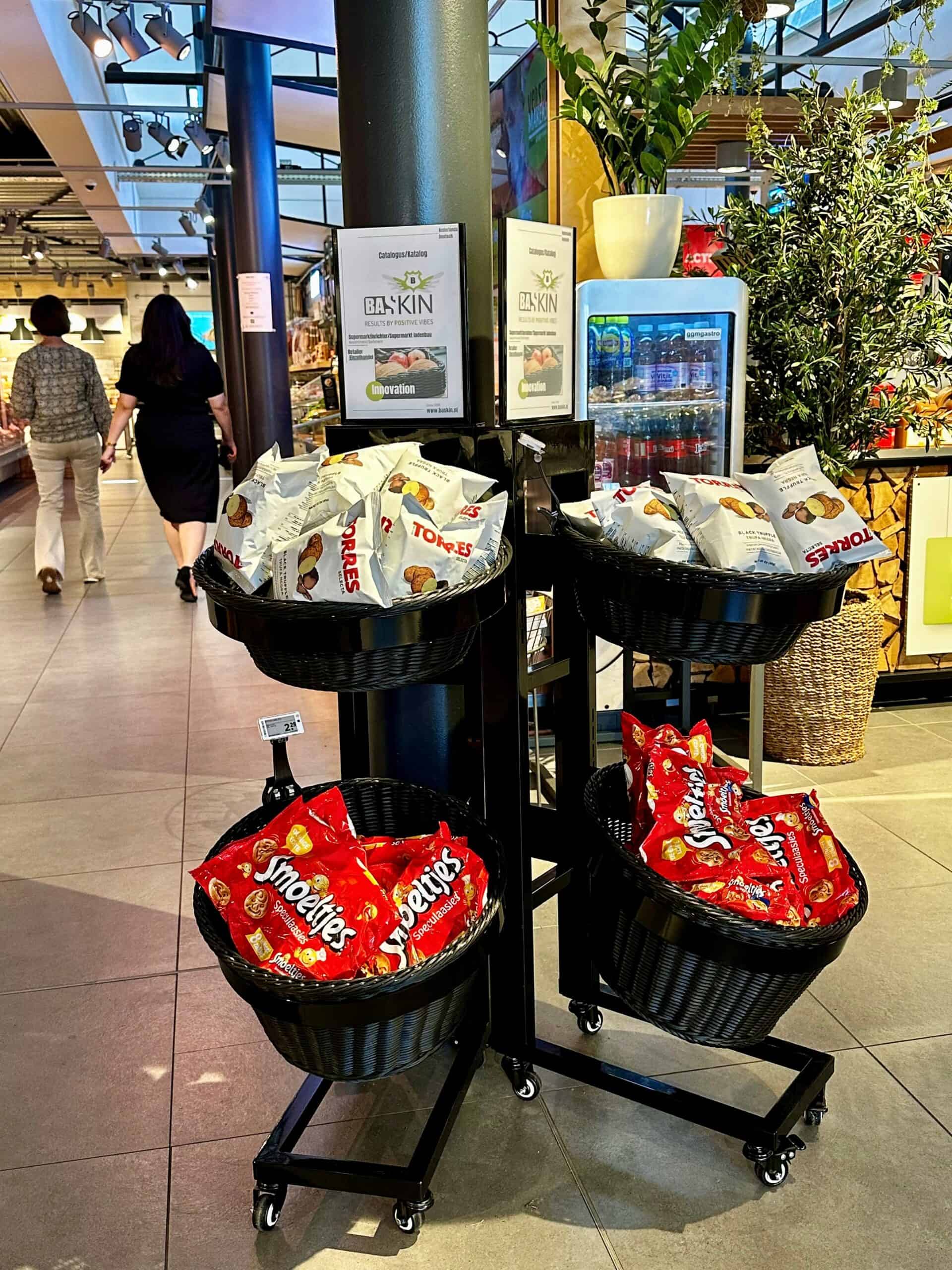 Volledig assortiment snackproducten bij Elips Solutions voor retail en horeca, inclusief chips en snoep, in een stijlvolle winkelomgeving.