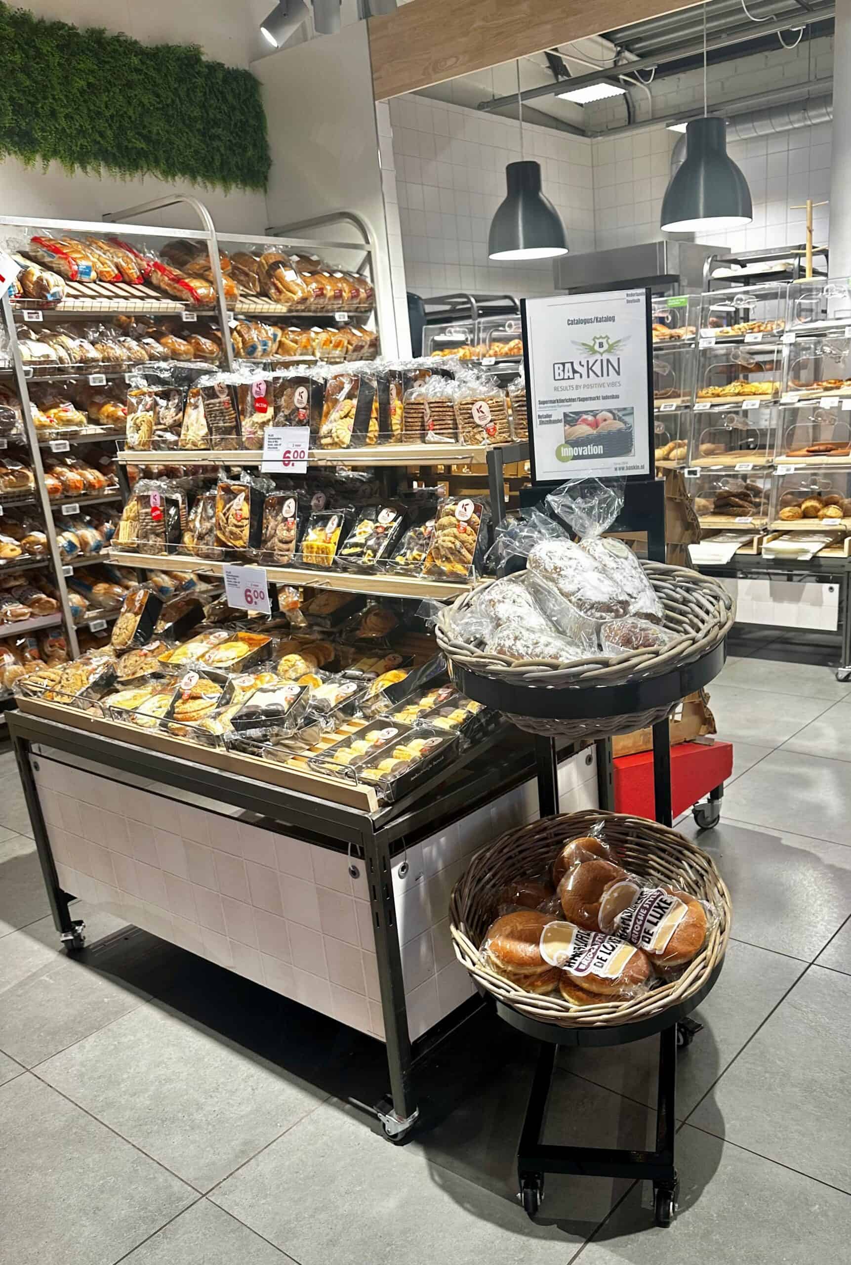 Verse gebakken brood en verpakte bakkerijproducten in een supermarkt, ideaal voor ontbijt en snacks, met een gevarieerd aanbod van lekkernijen en bakkerijwaren.