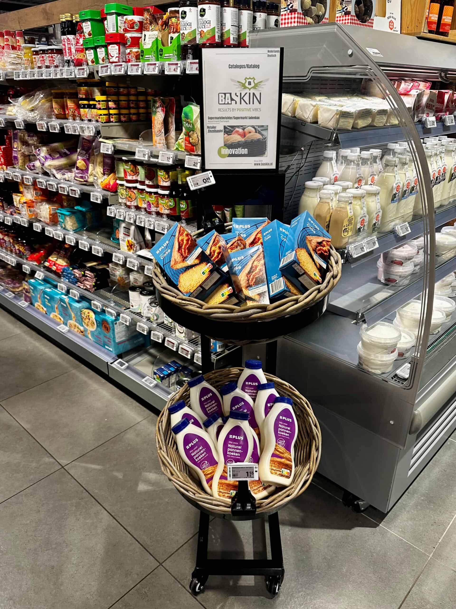 Voedingsmiddelen en zuivelproducten in een supermarkt, inclusief melk en kant-en-klare gerechten op een display.