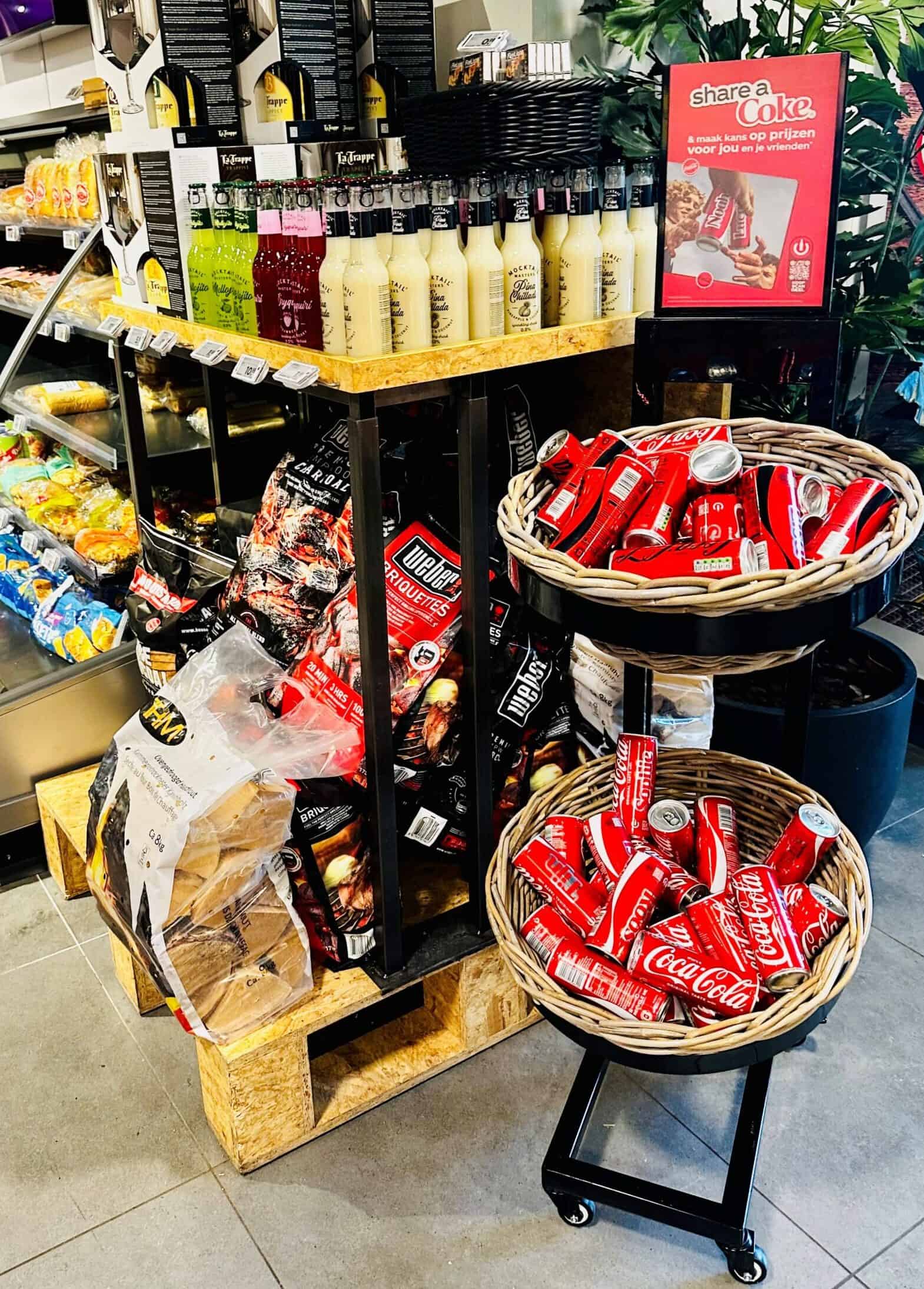 Sfeervolle supermarktdisplay met frisdranken, snacks en levensmiddelen in een moderne winkel. Perfect voor het promoten van culinaire en snackproducten bij Elips Solutions.