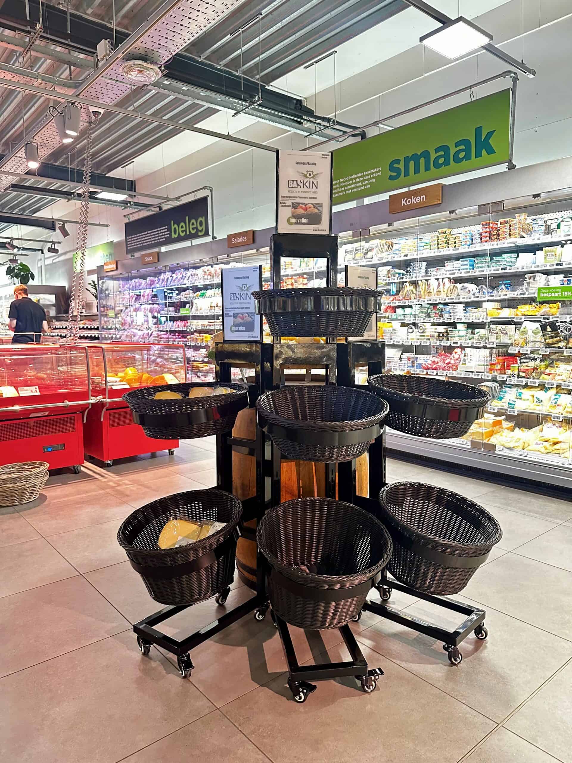 Stalen winkelkarren in een supermarkt voor verse producten en groente, ontworpen door Elips Solutions, ideaal voor retail en supermarkten.