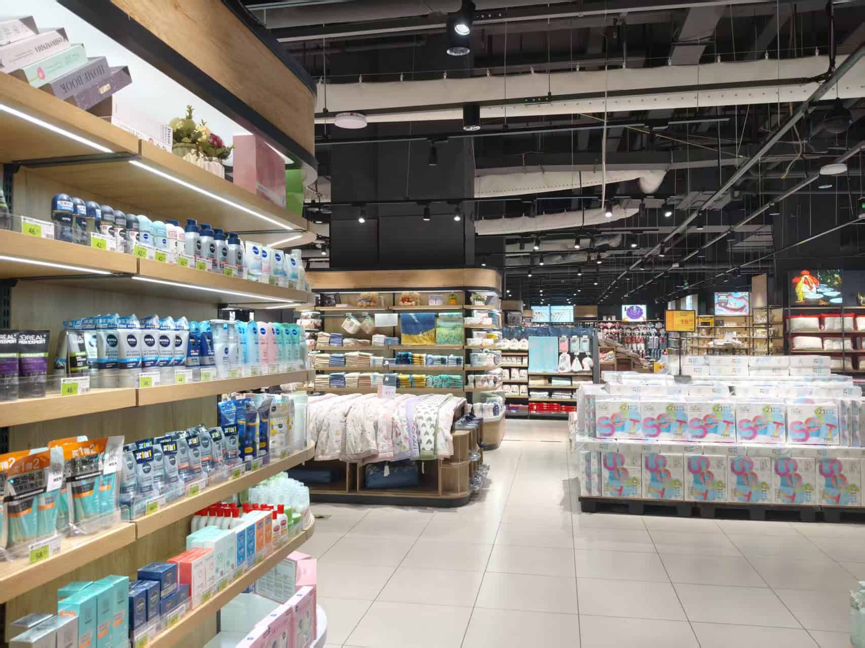 Luxueus retailinterieur van Elips Solutions met geavanceerde verlichting en georganiseerde schappen voor huishoudelijke producten en textiel.
