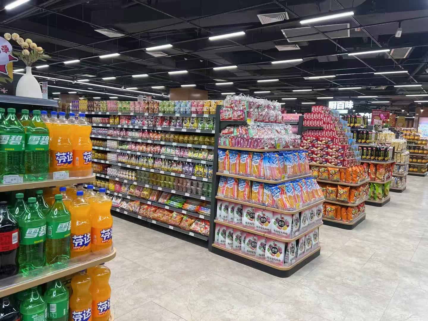 Veelzijdige supermarkt met snacks, frisdrank en etenswaren, perfect voor klantgerichte retailoplossingen en voorraadbeheer.