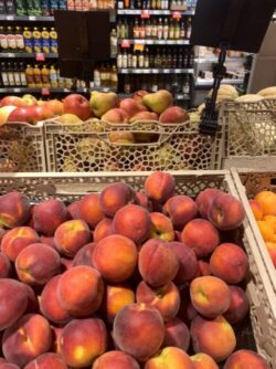 Vers fruiten bij Elips Solutions, met verse nectarines en appels voor gezonde voedingskeuzes. Ontdek hoogwaardige voedingsproducten en onze expertise in voedingsadvies.