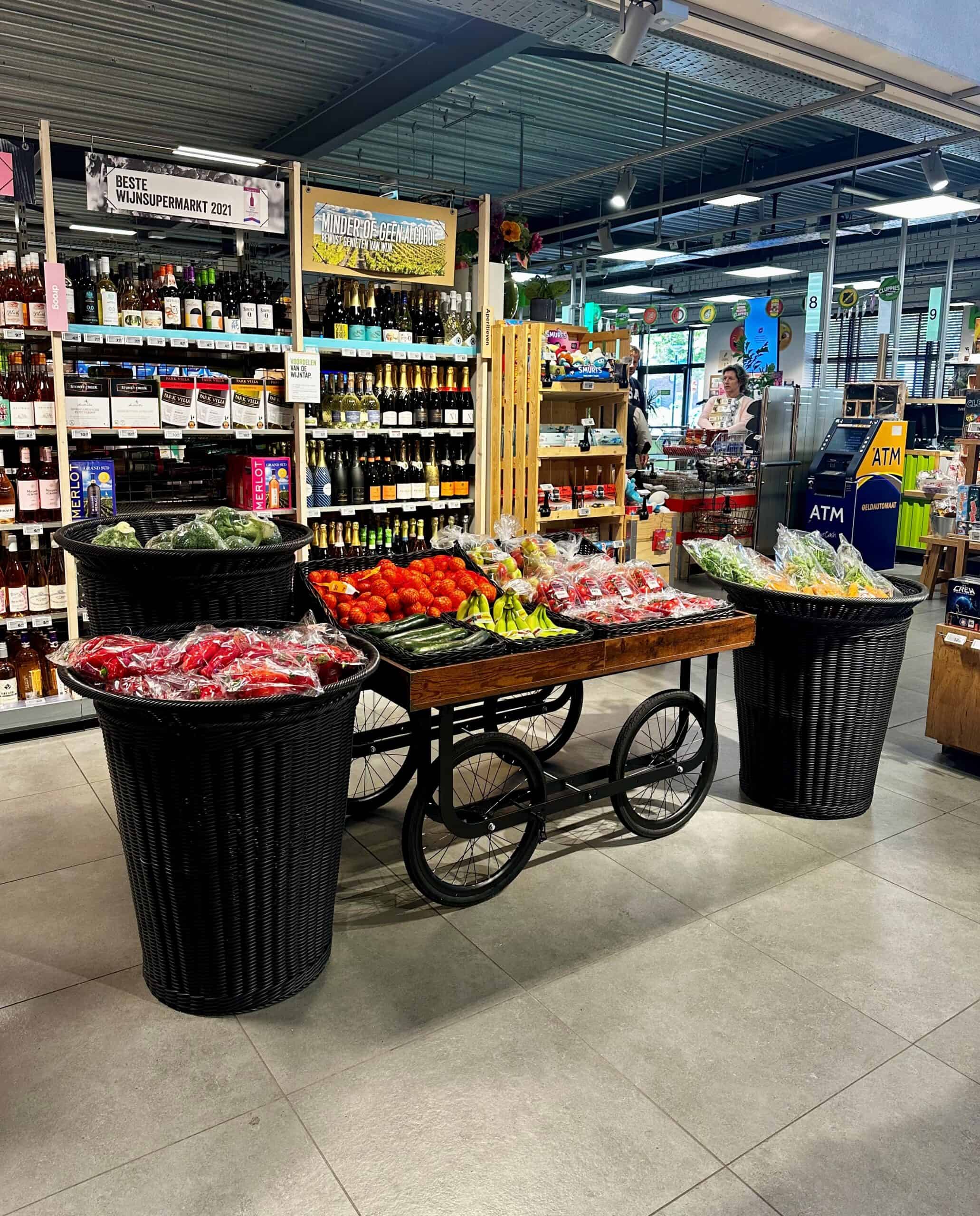 Stijlvolle fruit- en groentewinkel met moderne decoratie, open indeling en uitgebreide selectie verse producten, perfecte setting voor een gezonde levensstijl en versheid in een supermarktomgeving.