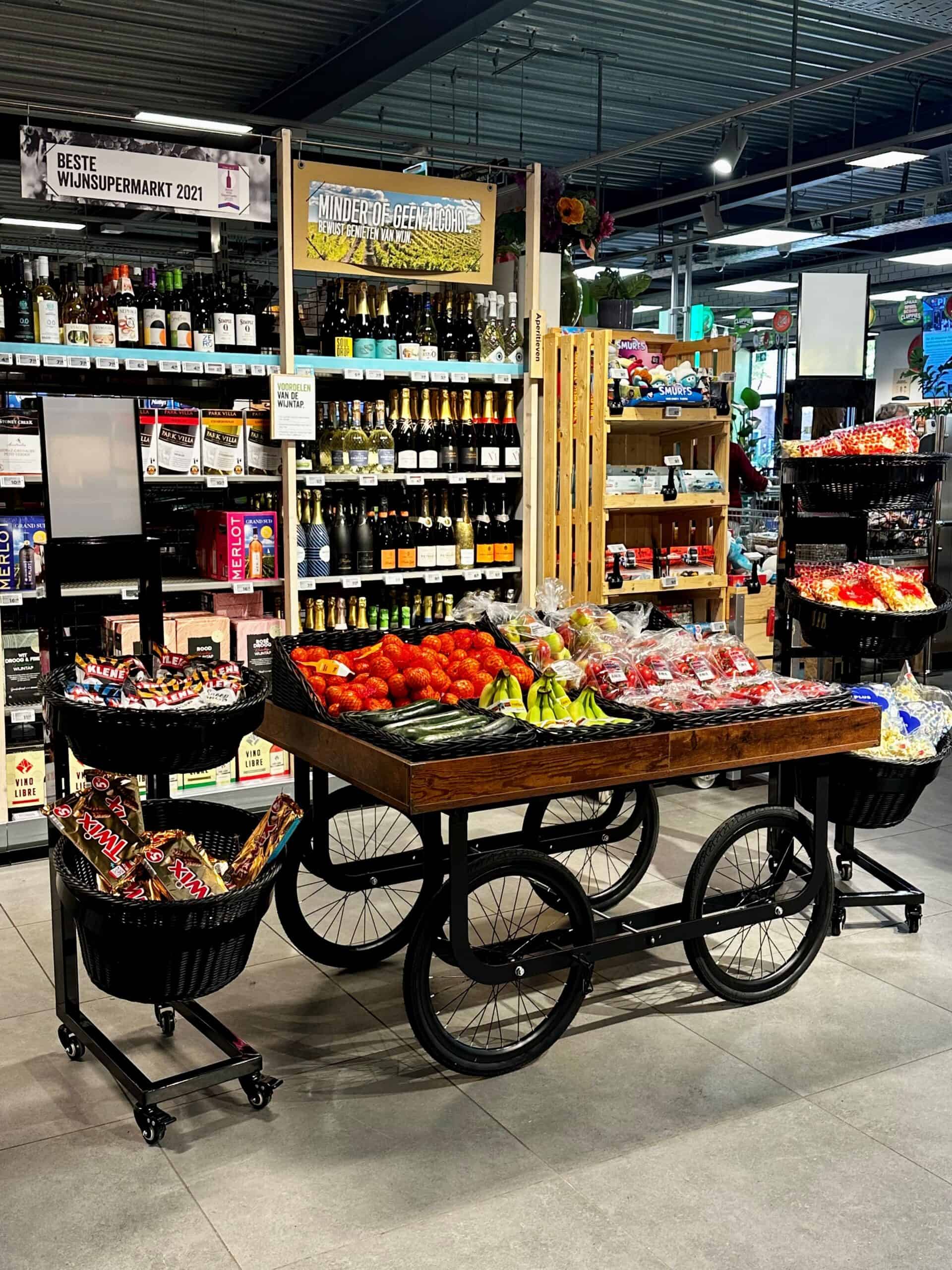 Wijnwinkel met vers fruit en wijn in een supermarkt, bedrijfspresentatie van Elips Solutions.