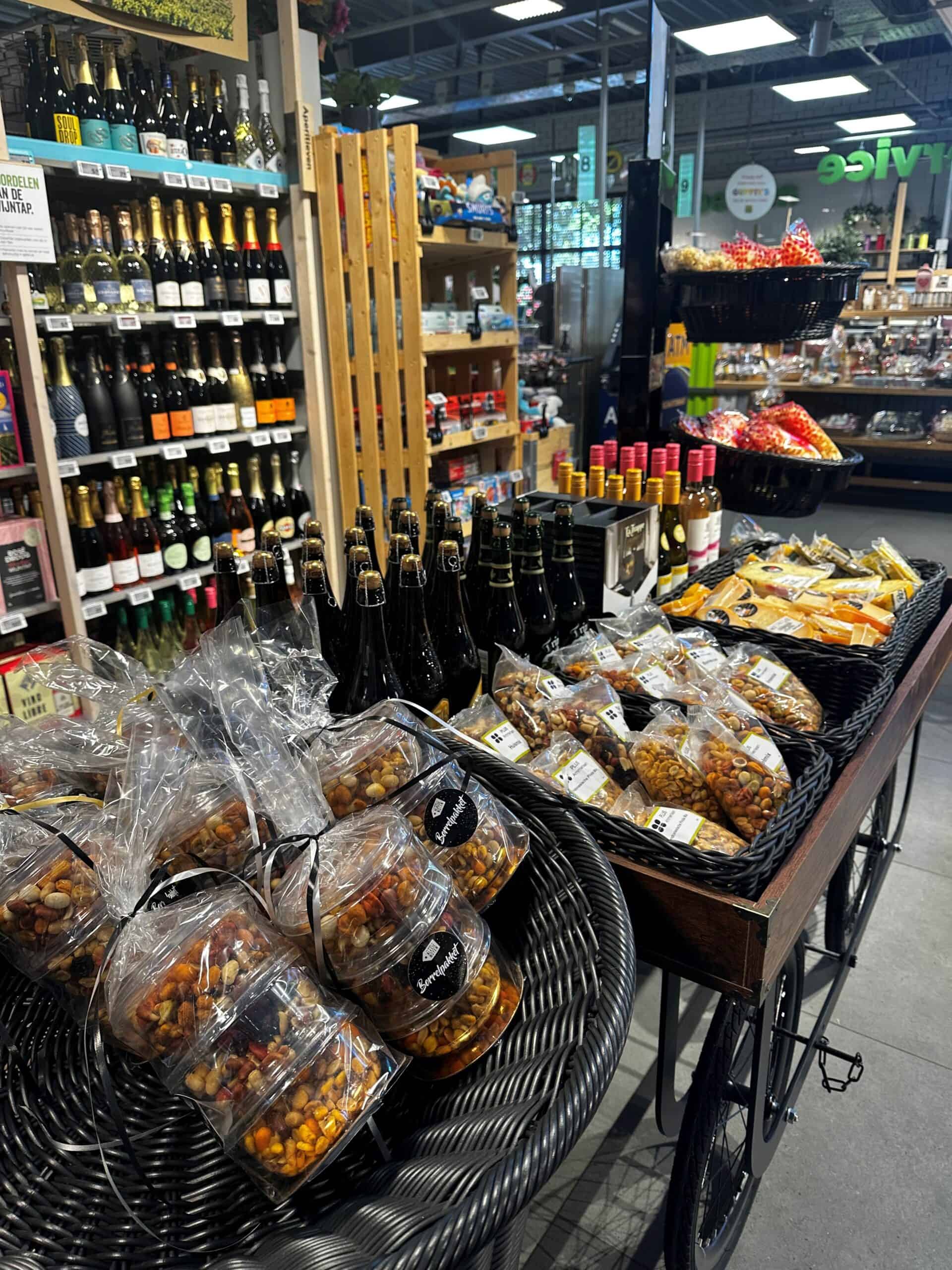 Geïllustreerde winkelinrichting met wijn, snacks en geschenken bij Elips Solutions, gespecialiseerd in retail en horecadiensten in Nederland.