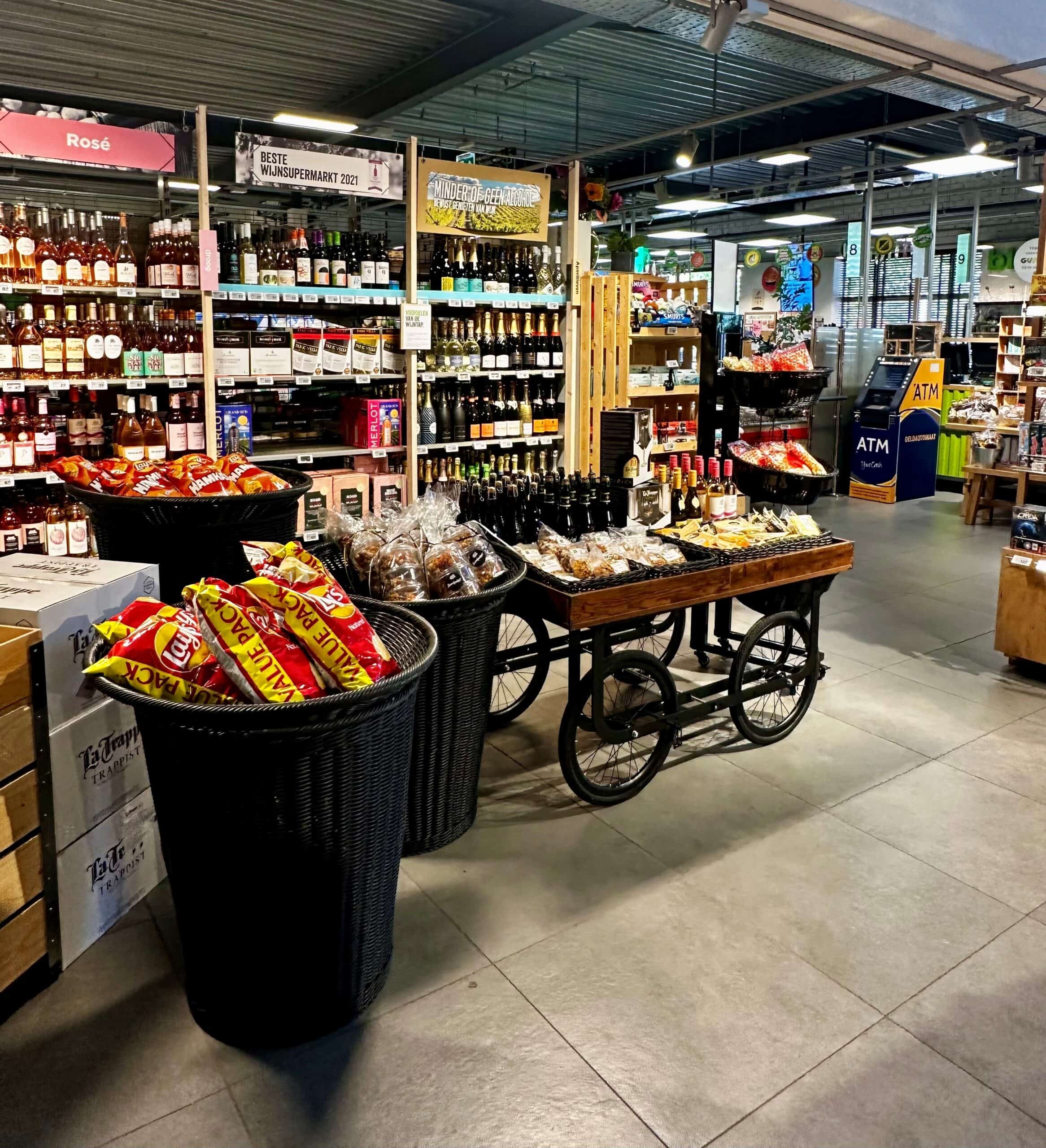 Groot assortiment wijn en snacks in een supermarkt, promotie van Elips Solutions voor retail- en supermarkttechnologie.