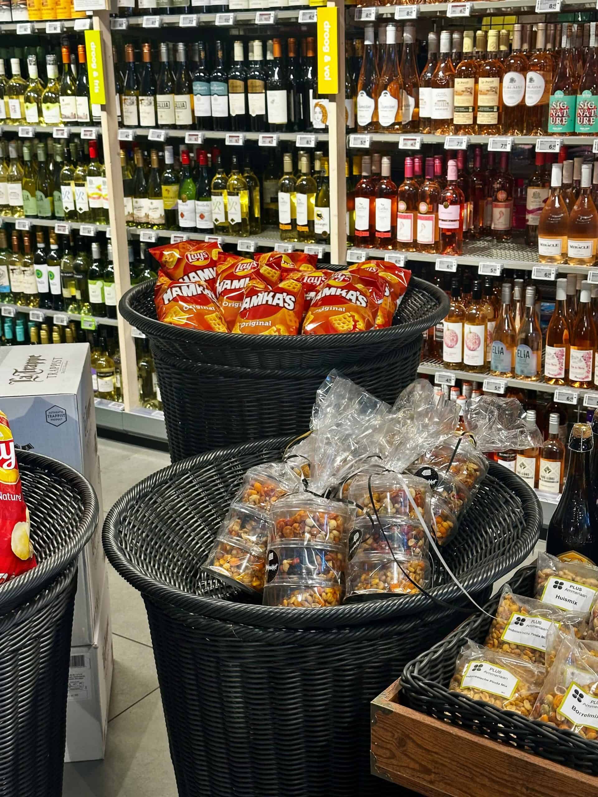 Heerlijke snackproducten en wijncollectie in een winkel, perfect voor horecazaken en evenementen. Grote assortiment snacks en wijn voor horeca, catering en evenementen.