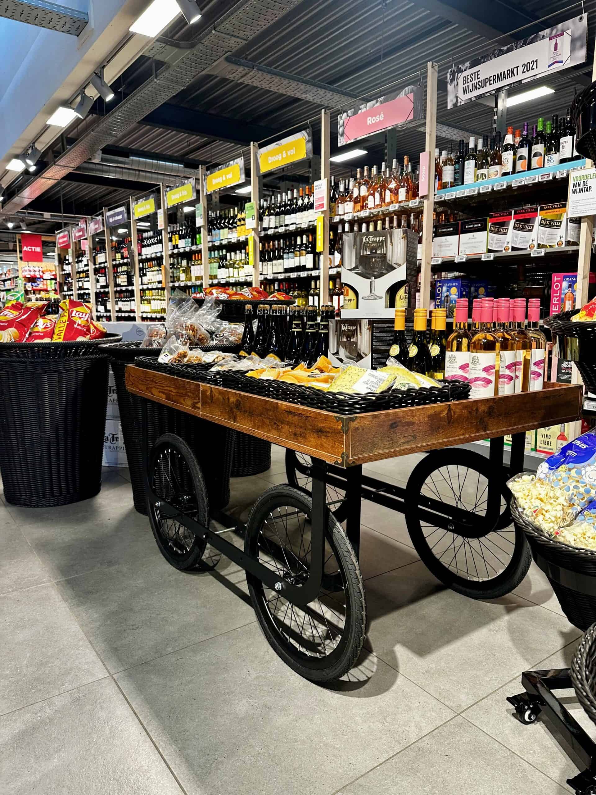 Wifi-rolling-wijn-en-snoepwinkel-in-supermarkt-met-brede-schapen-en-bakstenen-voorkant.