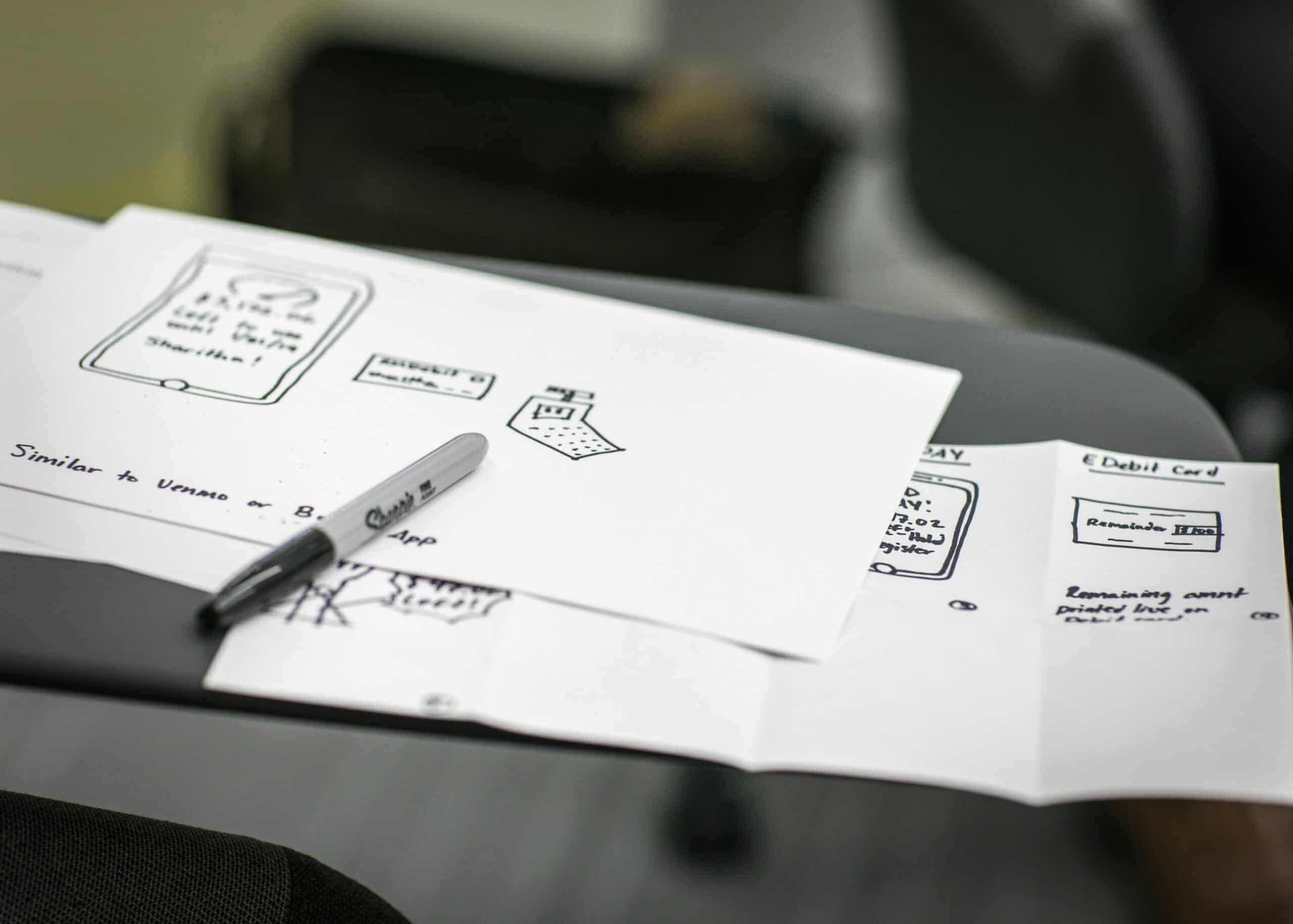 Innovatieve digitale oplossingen en strategieën voor bedrijfsgroei, gepresenteerd met handgetekende schetsen en plannen door Elips Solutions.
