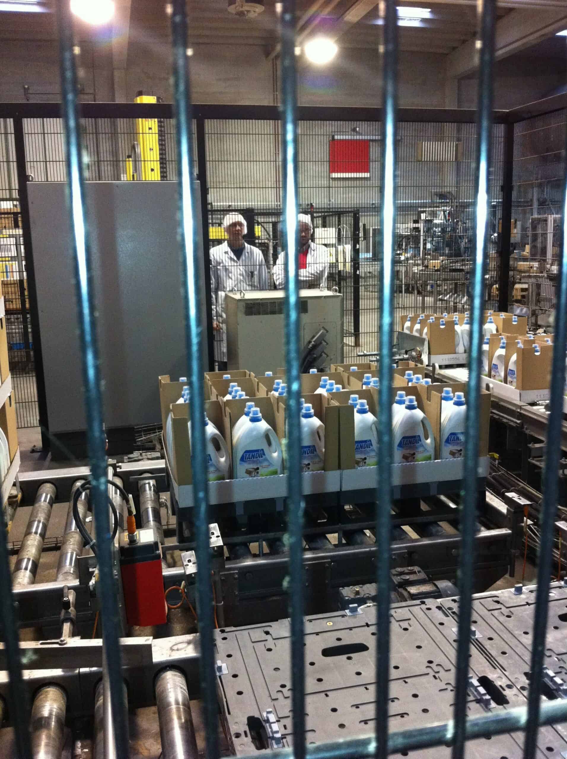 Productielijn met verpakte schoonmaakmiddelen, industriële automatisering en high-tech verpakkingsproces voor hygiëneproducten.