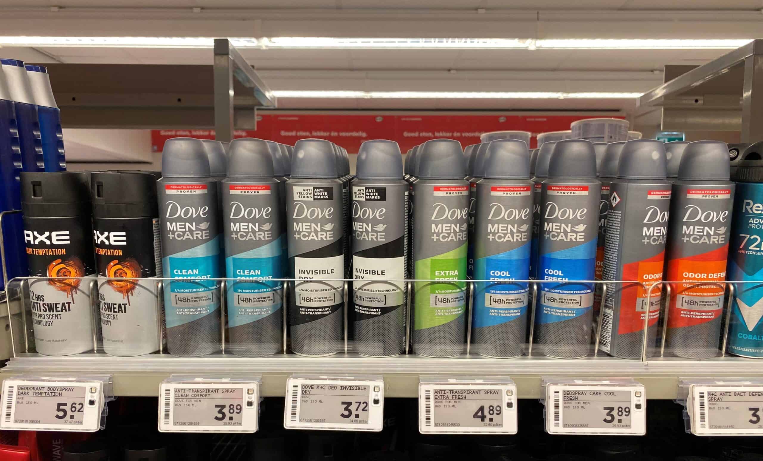 Frisse deodoranten en anti-transpiranten voor mannen, inclusief Dove Men+Care en Axe, verkrijgbaar op supermarktrekken met prijzen en productinformatie.