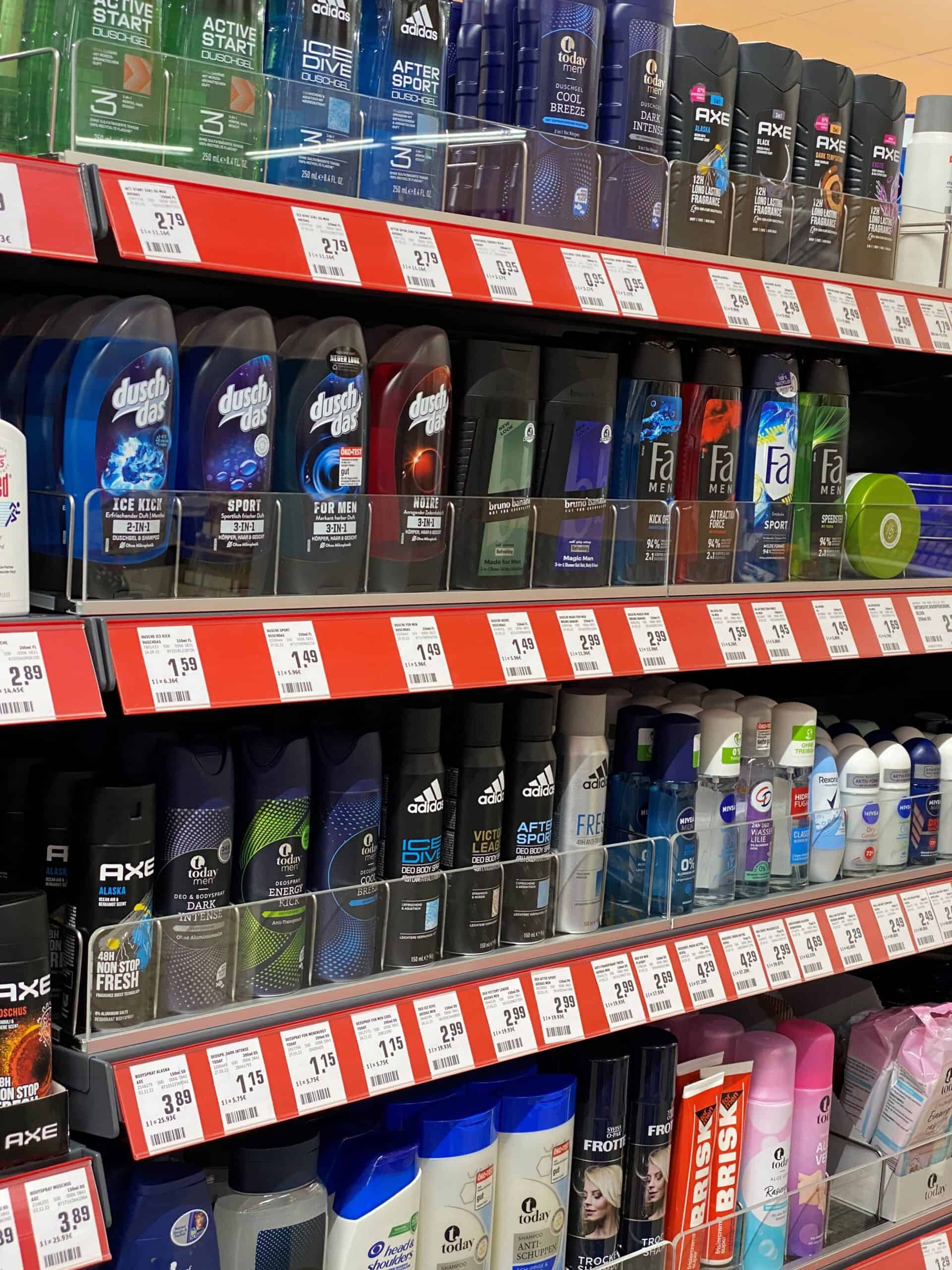 Axel geuren en deodorant sprays voor mannen en vrouwen, overzicht van verschillende merken en geuren, ideaal voor dagelijkse verzorging en frisse uitstraling, te koop in drogisterijwinkel.