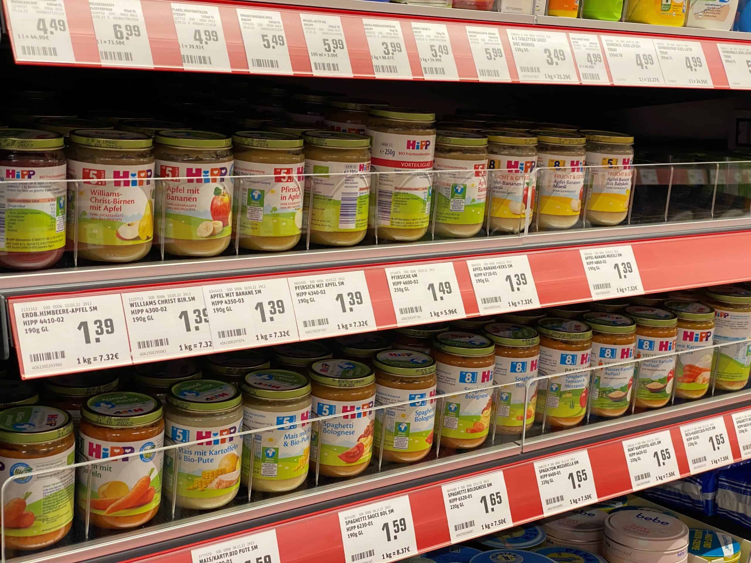 Verspreid op de winkelrek zijn verschillende potjes babyvoeding van HiPP, met fruit, pasta en groenten, allemaal in aantrekkelijke labels en pakketten.
