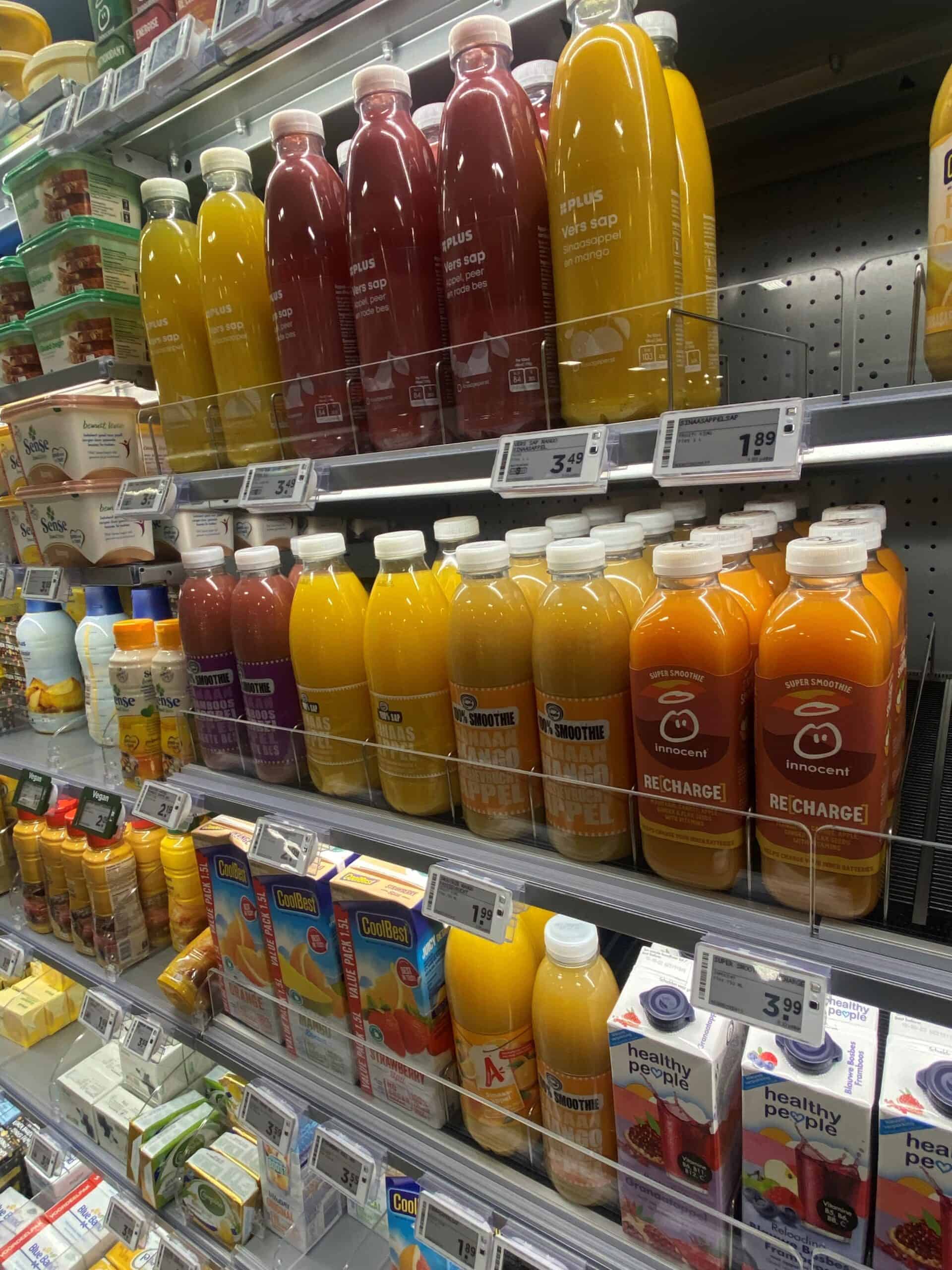 Sappige fruitsappen en smoothies in flesjes en verpakkingen, geschikt voor een gezonde leefstijl en verzadiging met natuurlijke smaken.