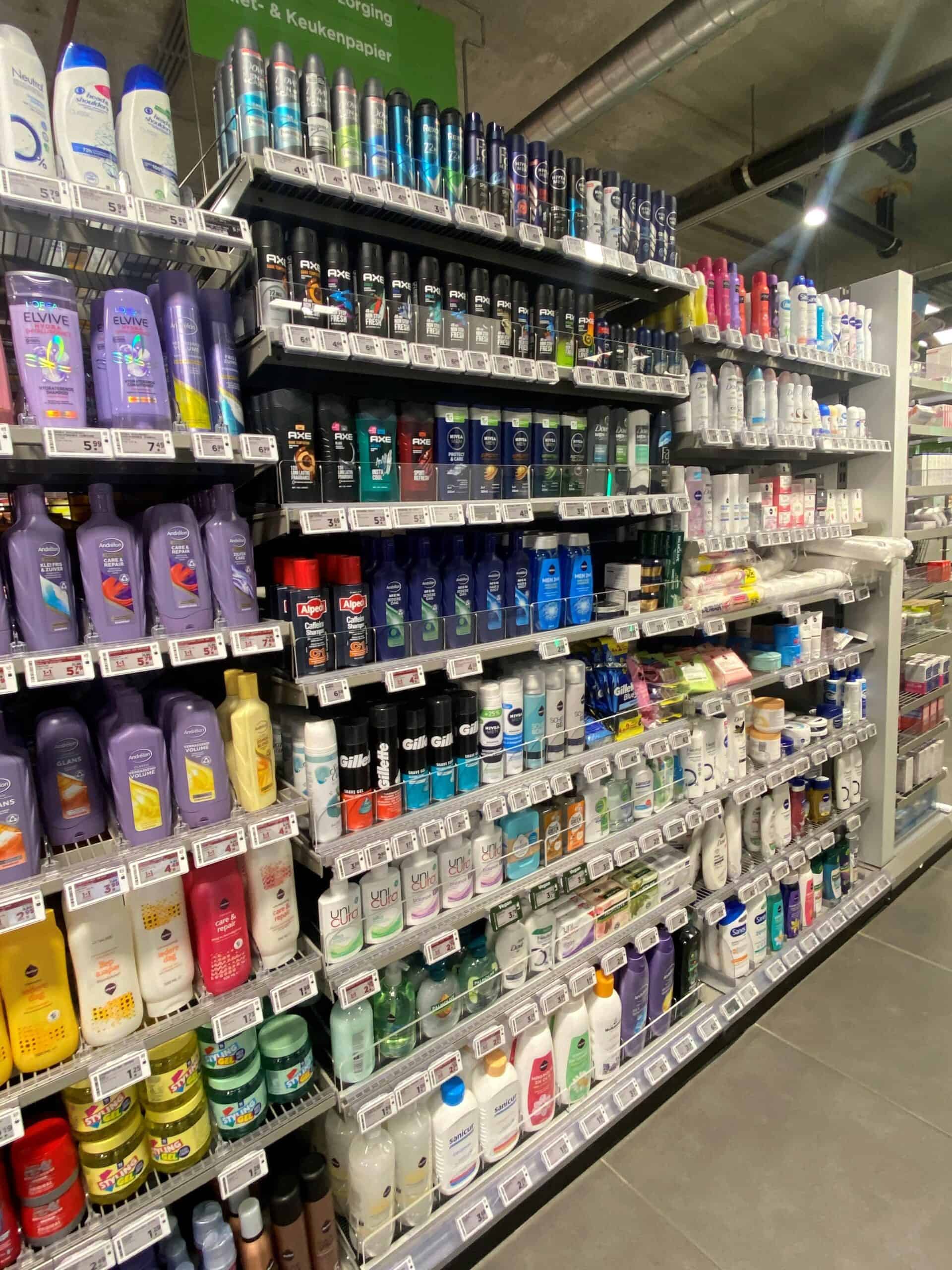 Gezicht op de schappen met verschillende deodoranten, lichaamverzorgingsproducten en andere persoonlijke verzorgingsartikelen in een supermarkt of drogisterij.