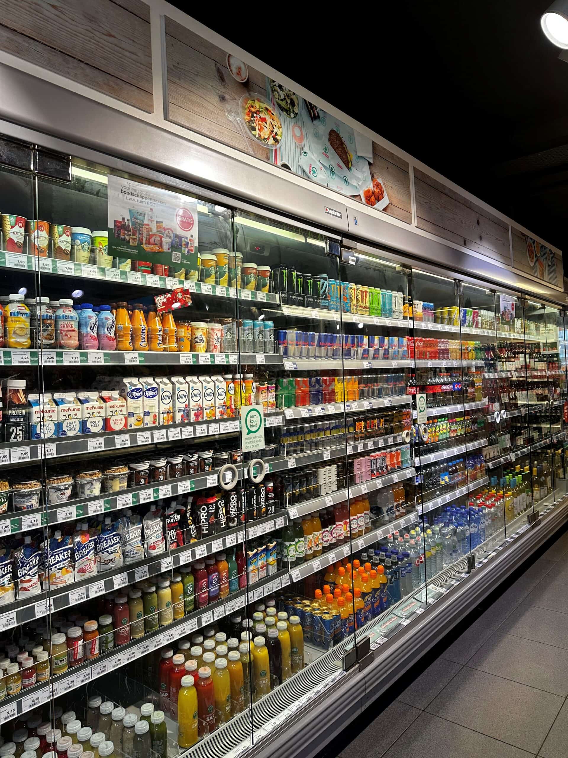 Vitaminen en dranken in een gekoelde supermarktvriezer.