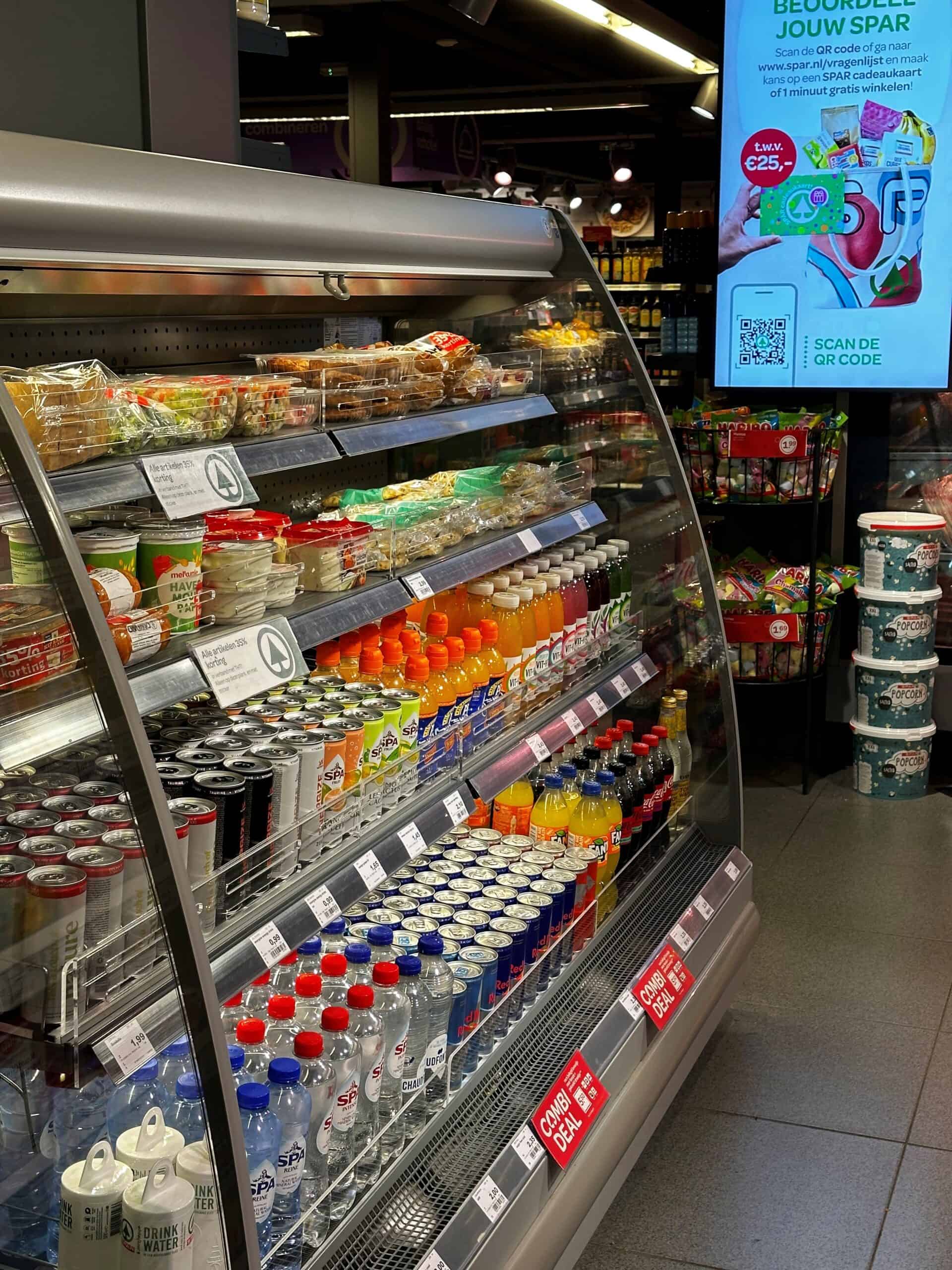 Blik op gekoelde dranken en snacks bij supermarkt .
