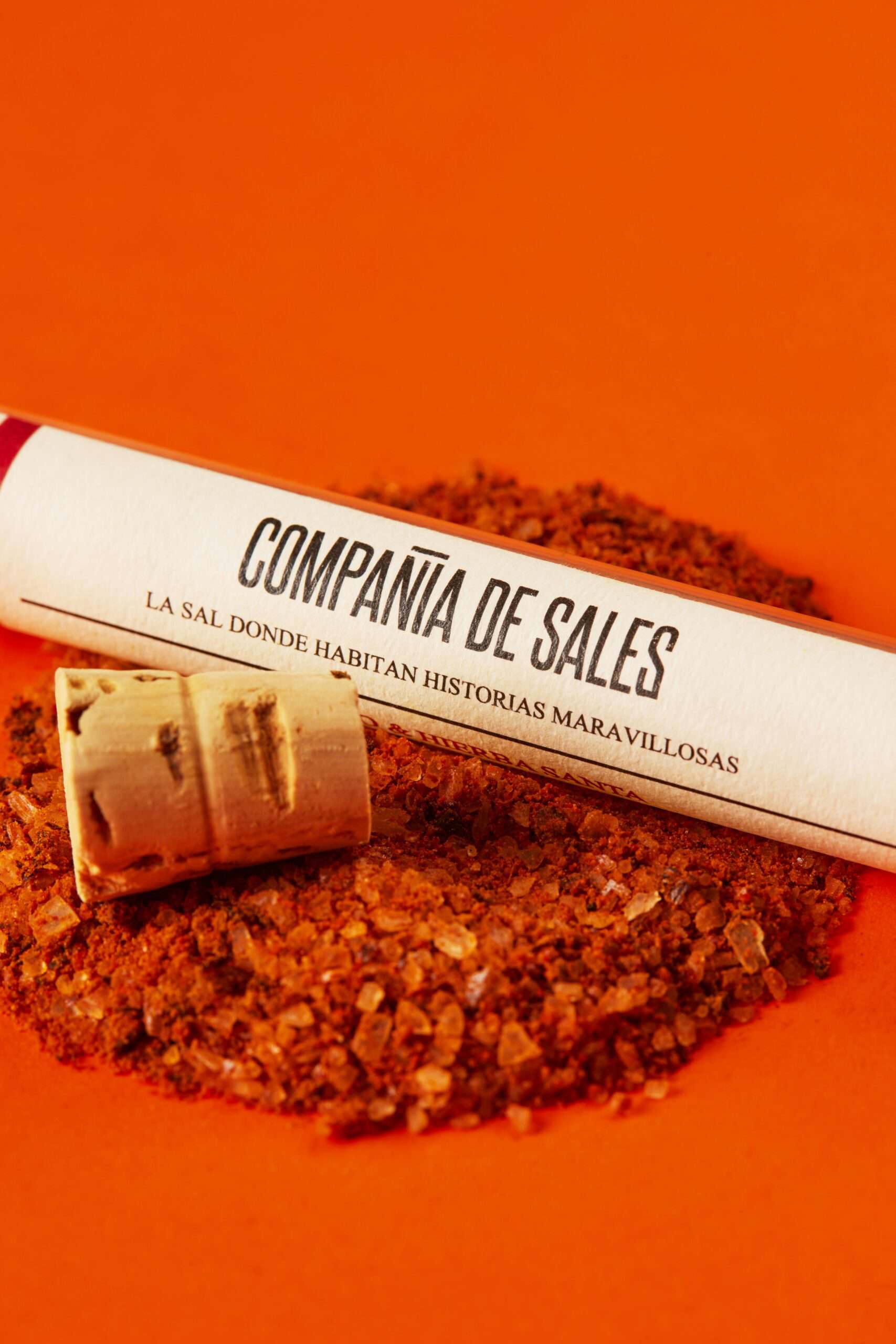 Historische zoutmijn en rustieke tekst in een oranje setting, promotie voor Elips Solutions.