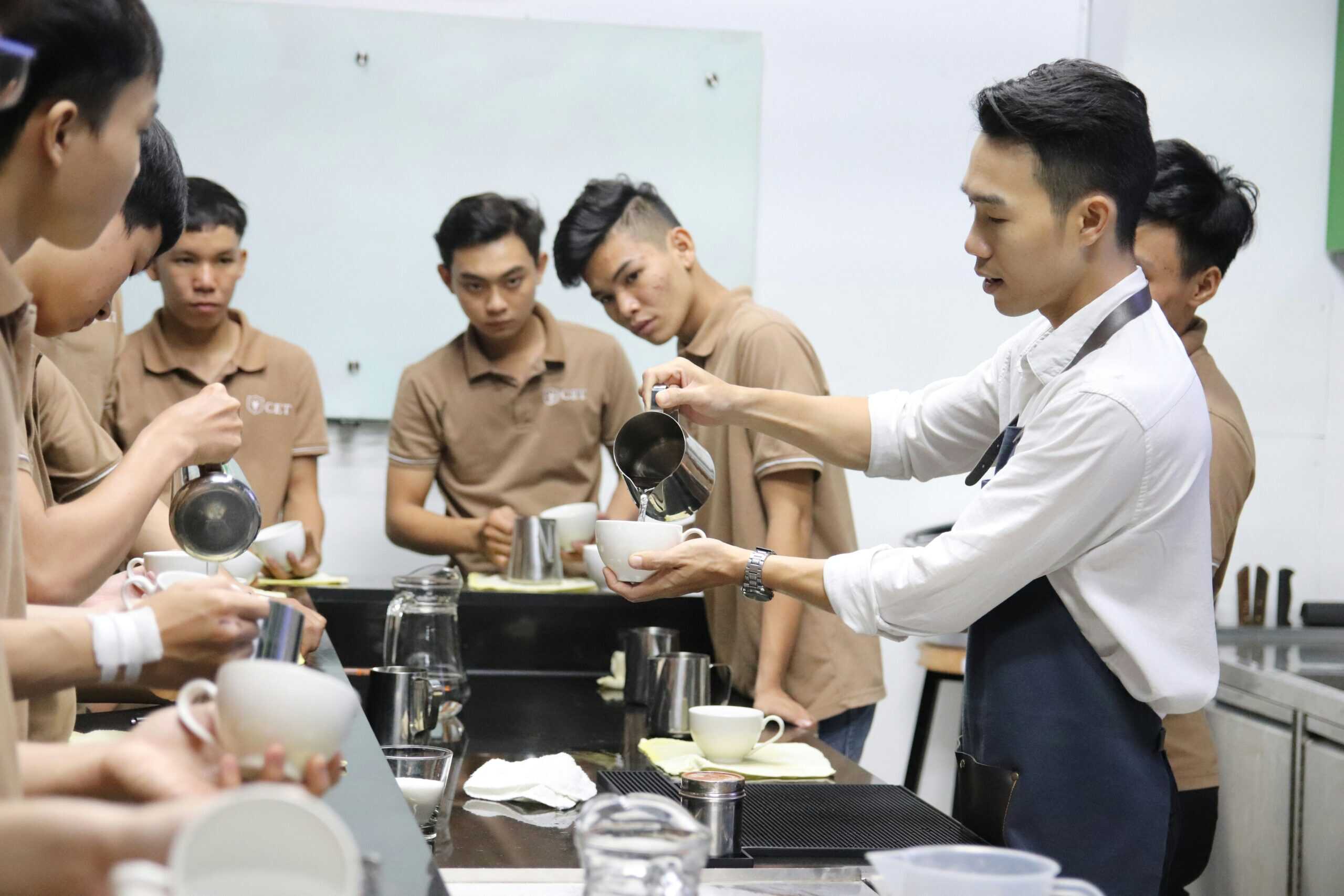 Klassikale baristacursus voor studenten met professionele instructeur in koffiewereld, inclusief koffiezetten en latte art training voor beginnende barista's.