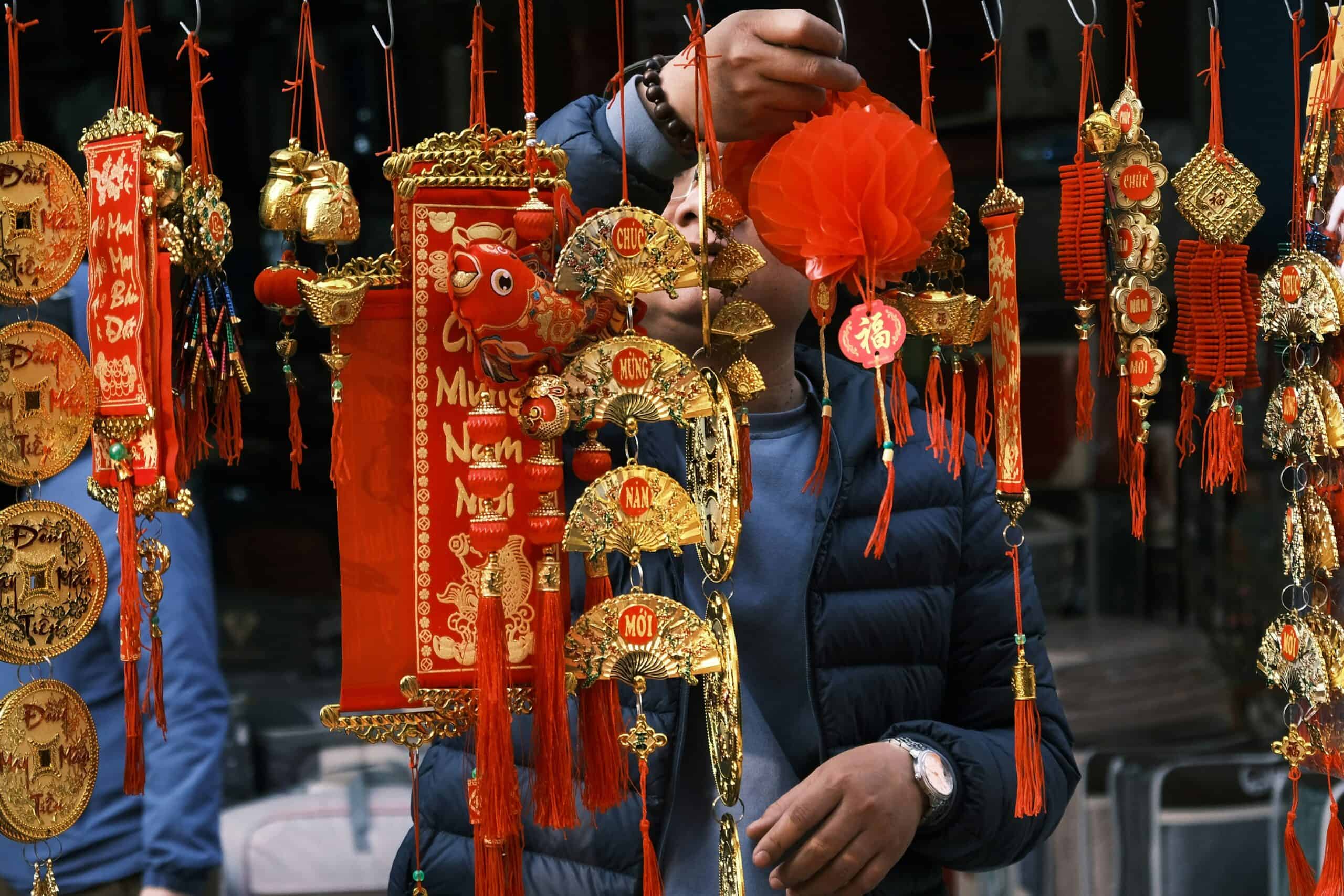 Kleurrijke DIY Vietnamese Lunar New Year decoraties en souvenirs voor Chuc Mung Nam Moi. Altijd mooi en passend bij de feestdagen en tradities.