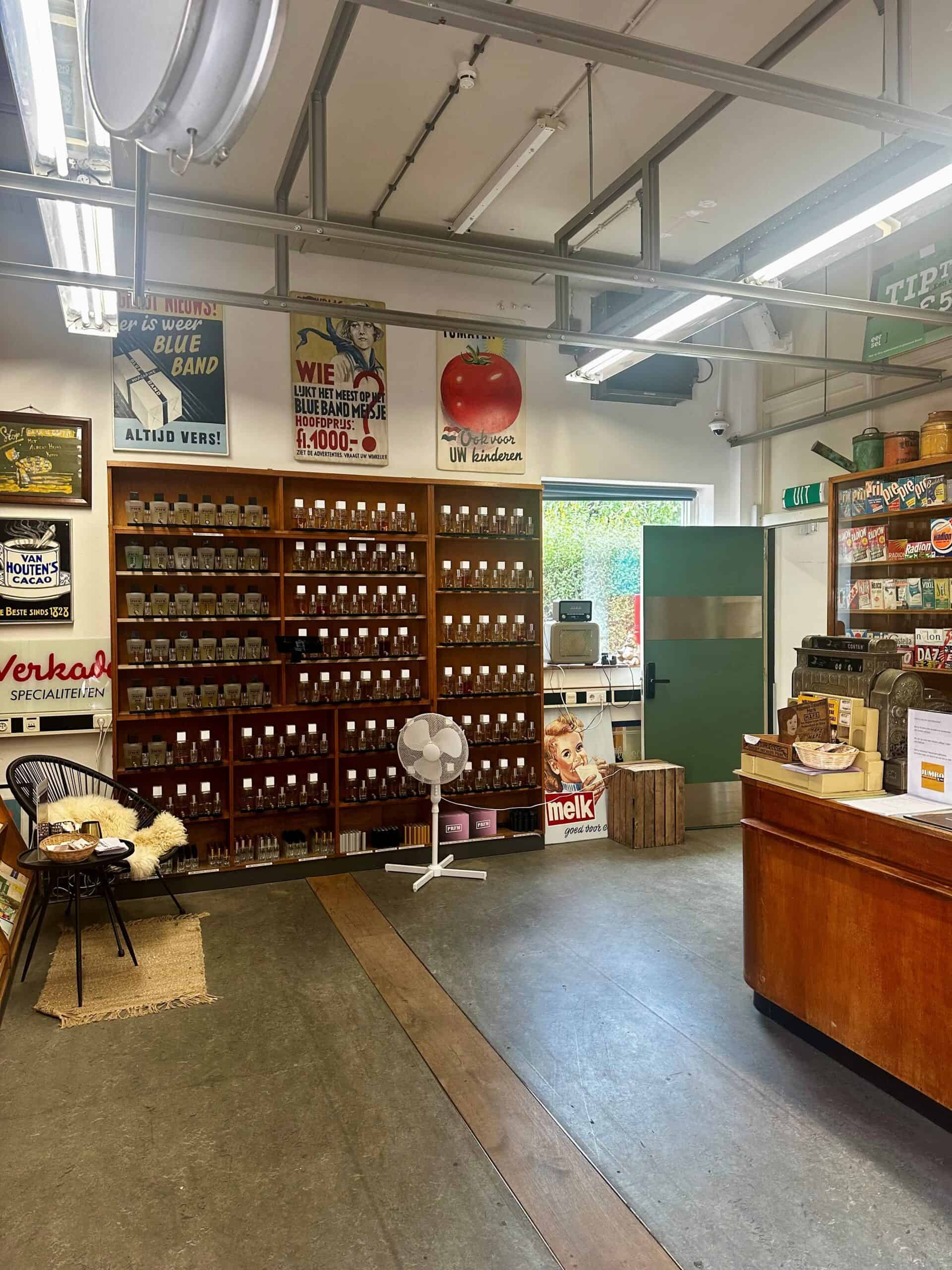 Bedrijfspand met een opvallende houten displaykast gevuld met verschillende producten, vintage advertenties en een gezellige sfeer, benadrukt de toonaangevende oplossingen van Elips Solutions voor retail en detailhandel.