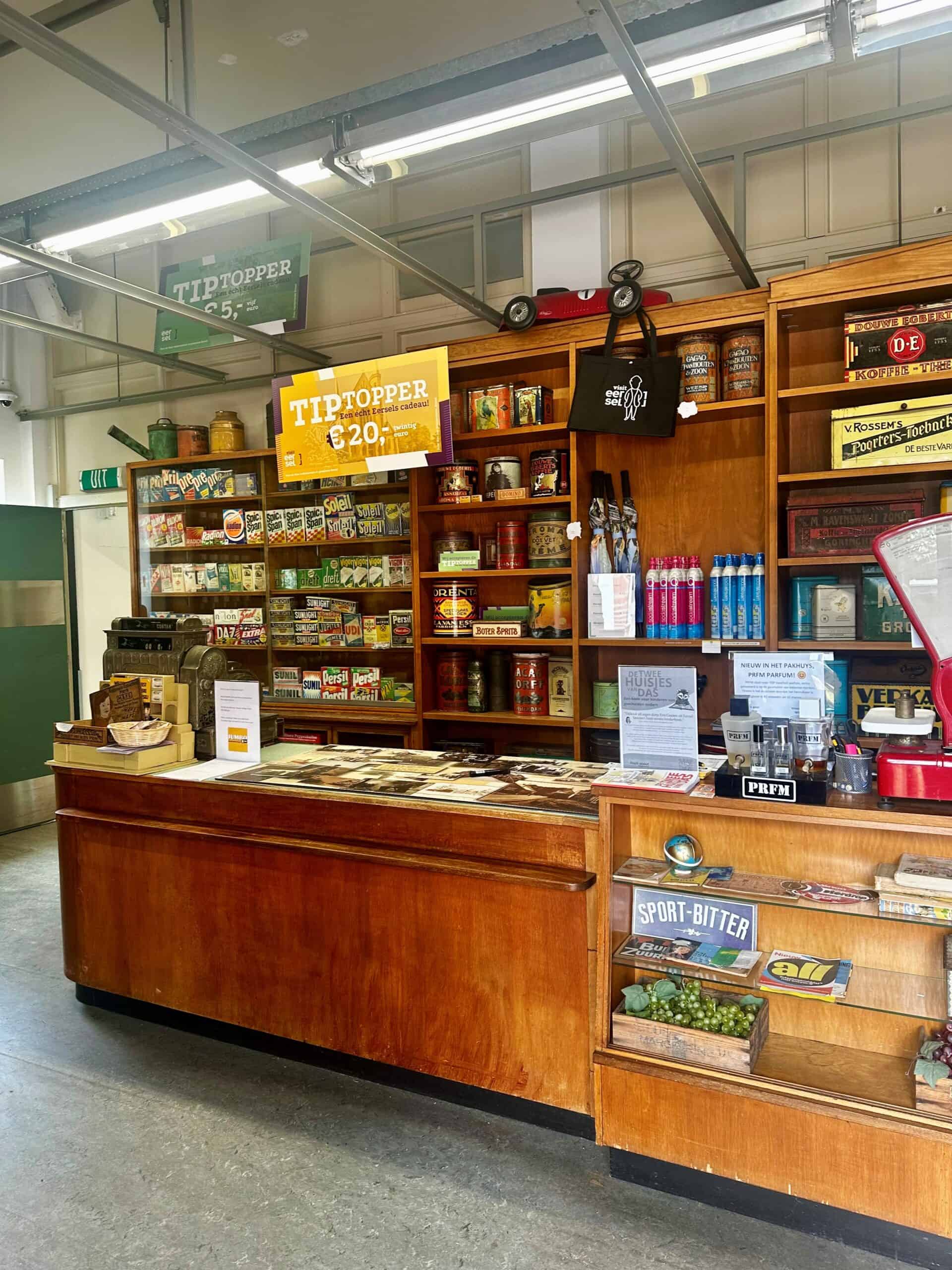 Rijk uitgerust winkelinterieur met houten kasten vol diverse producten en promotieborden, inclusief kantoorbenodigdheden en merchandising voor Elips Solutions, ideaal voor het verbeteren van bedrijfswinkeloptimalisatie.
