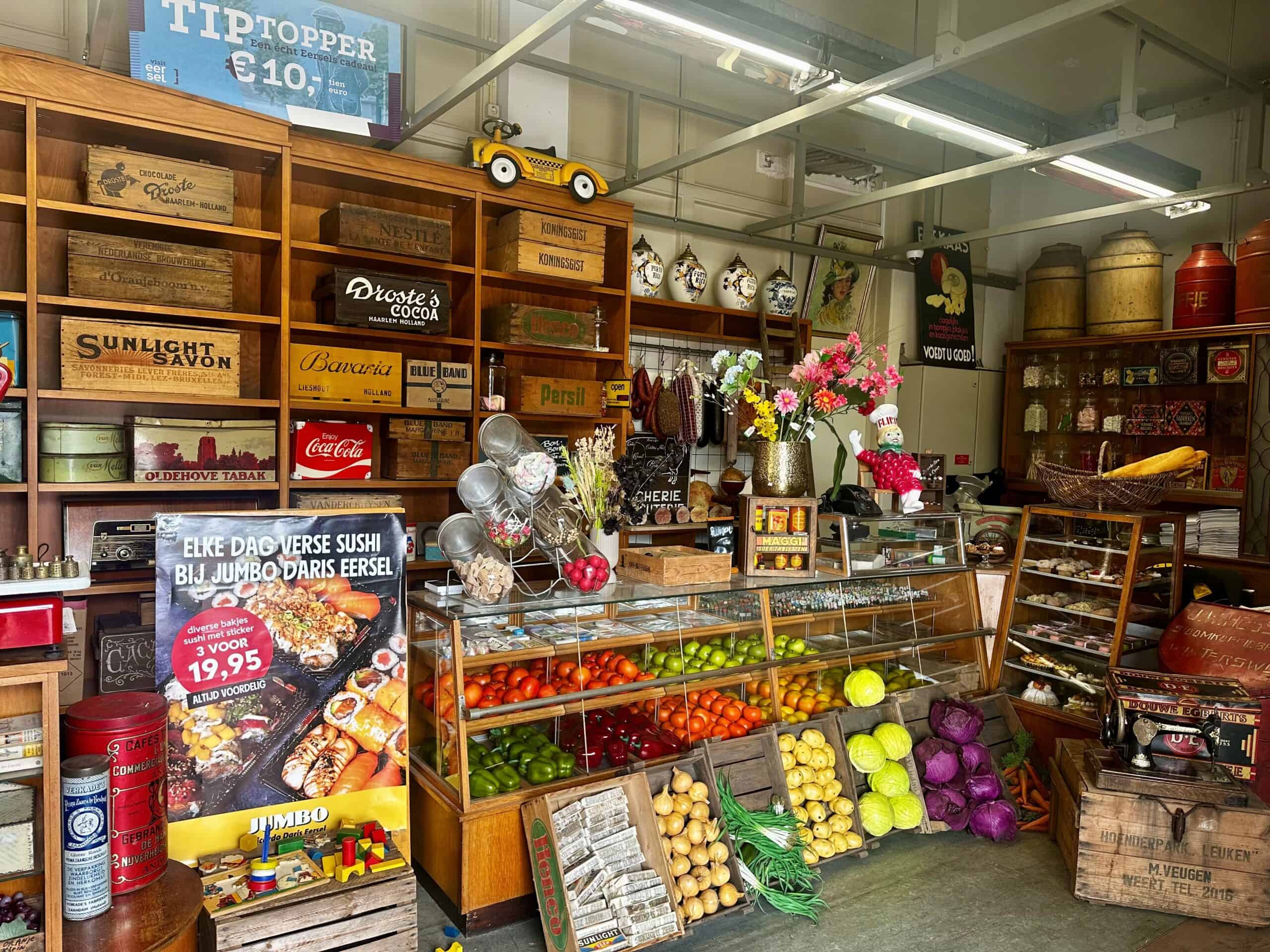 Gezellige boerenwinkel met vers fruit, groenten, en vintage houten kisten vol aan producten en decoraties, perfect voor originele winkelinrichting en liefhebbers van nostalgische marktstijlen.