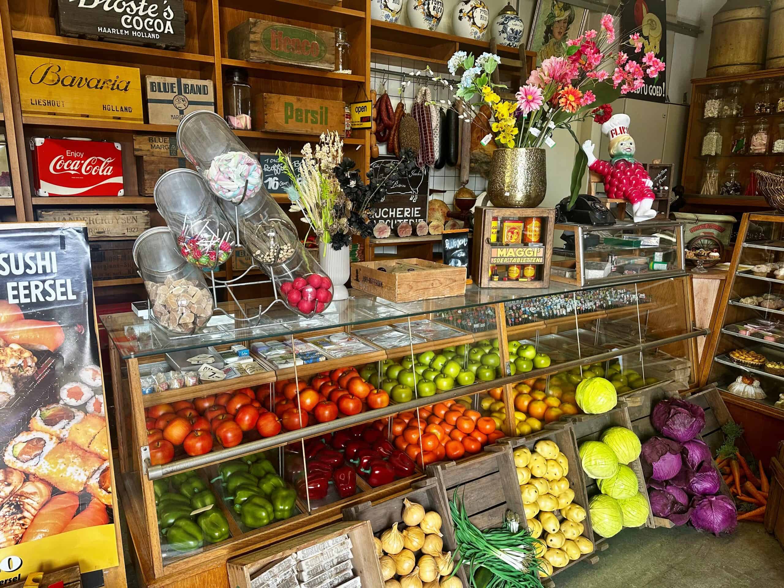 Verse groenten en fruitwinkel met kleurrijke groenten, fruit en delicatessen, sfeervolle uitstraling, perfect voor ambachtelijke en verse producten, gezellige winkelomgeving.