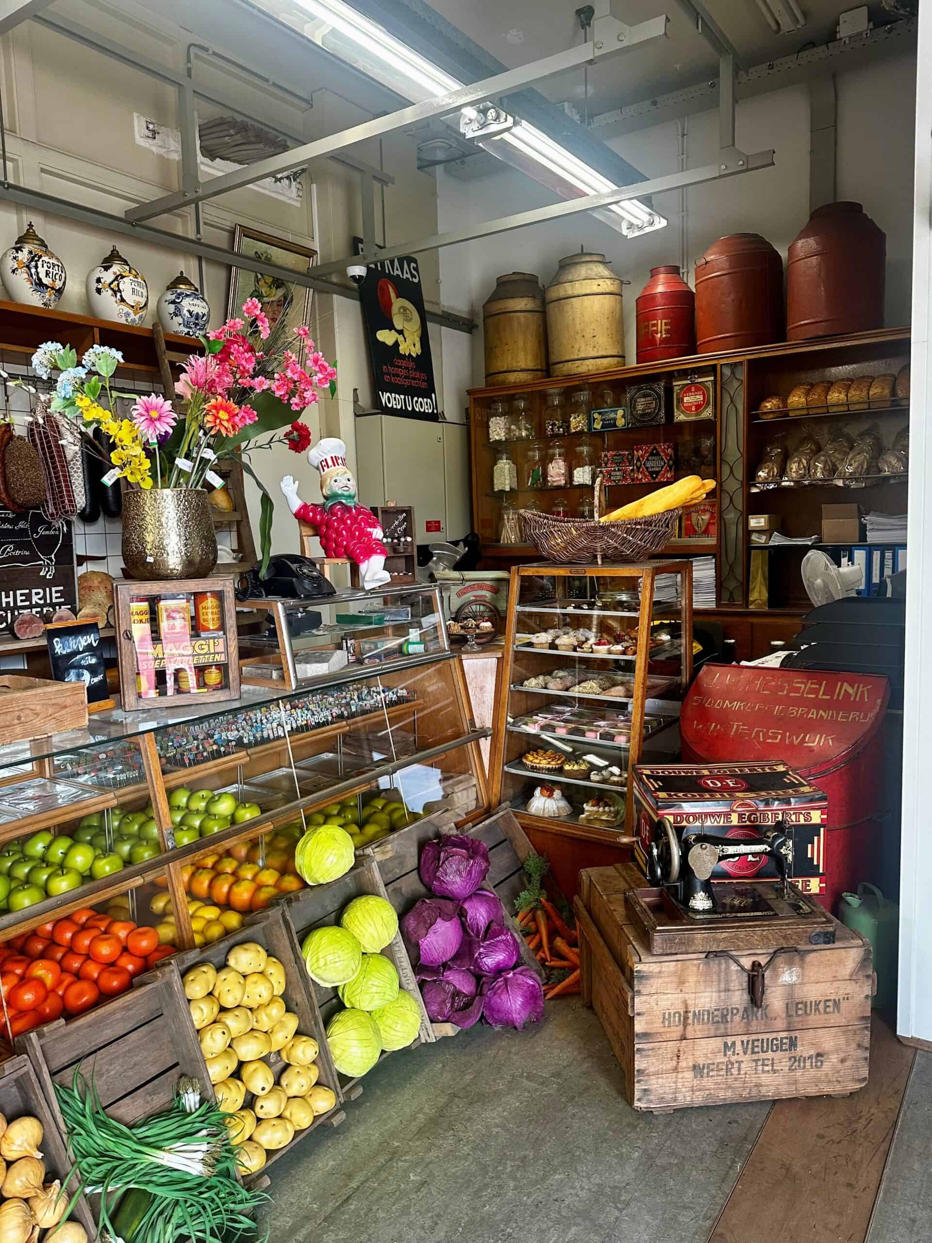 Fijnproevers ontmoeting in een kleurrijke delicatessenwinkel met verse groenten, geheime recepten en nostalgische decoratie. Ideale plek voor eet- en kookliefhebbers die op zoek zijn naar kwaliteit en authenticiteit.