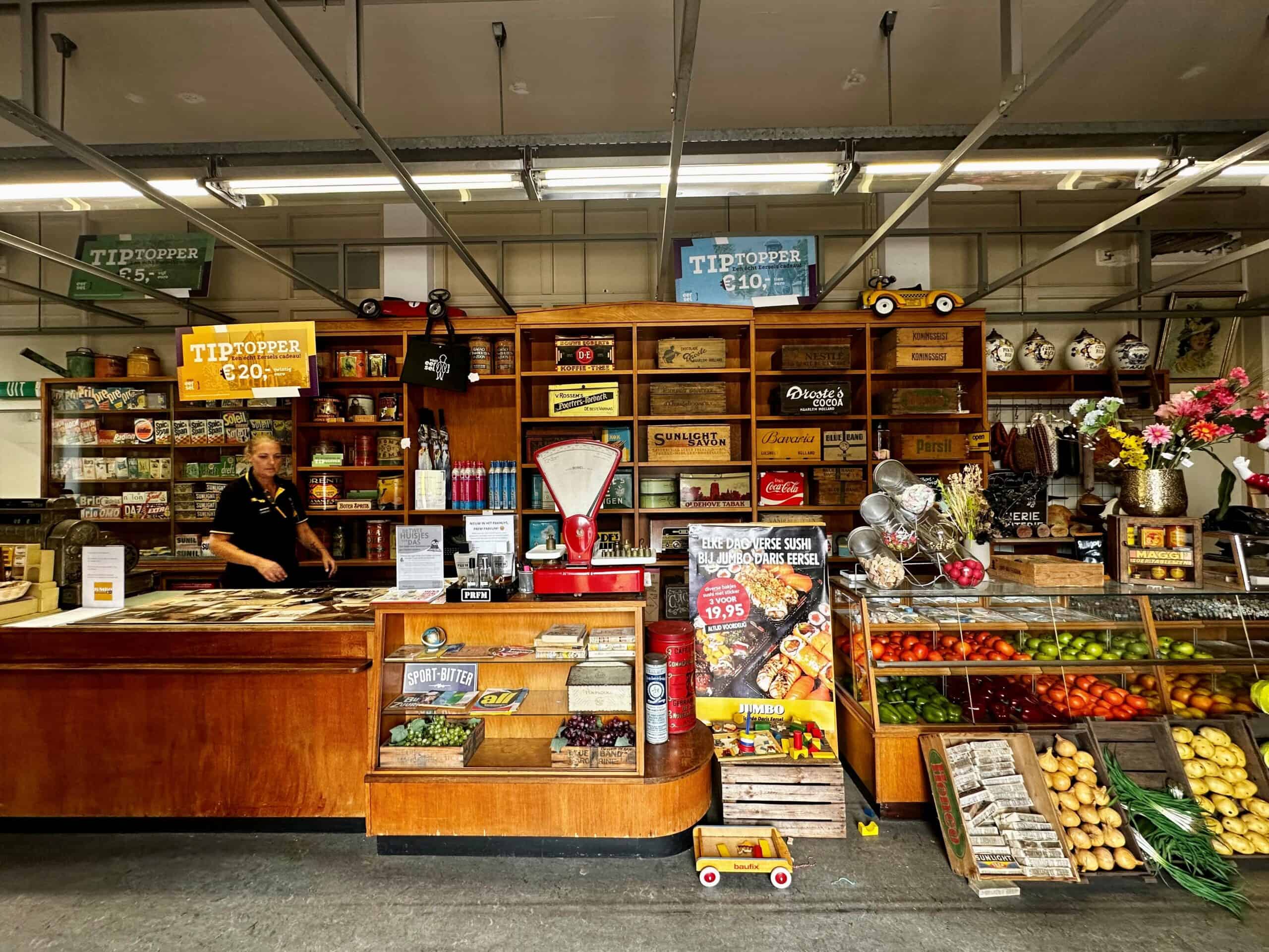 Gezellige dorpswinkel met vers fruit en groenten, kruiden, en lokale producten, ideaal voor de dagelijkse boodschappen. Ruime keuze aan verse producten en uitstekende service in een gezellige sfeer.