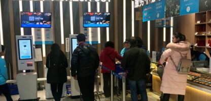Automatische betalings- en self-check-in systemen bij een modern servicecentrum, met klanten die gebruik maken van digitale betaal- en servicekiosken.