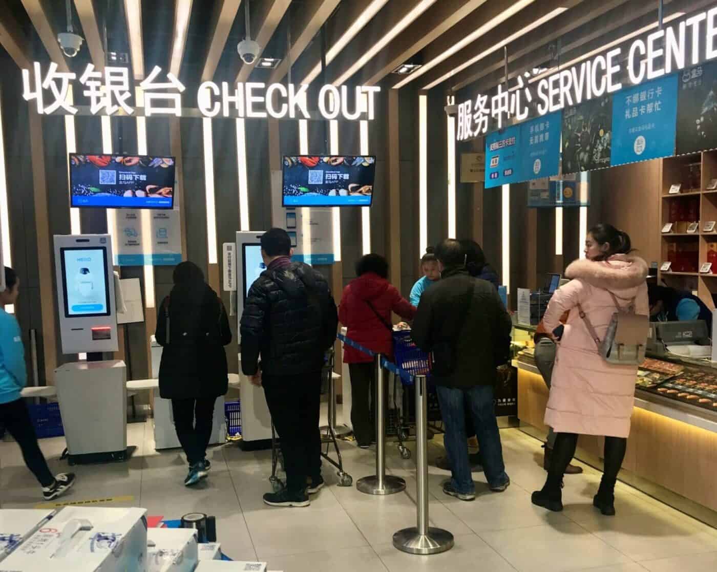 Automatische betalings- en self-check-in systemen bij een modern servicecentrum, met klanten die gebruik maken van digitale betaal- en servicekiosken.
